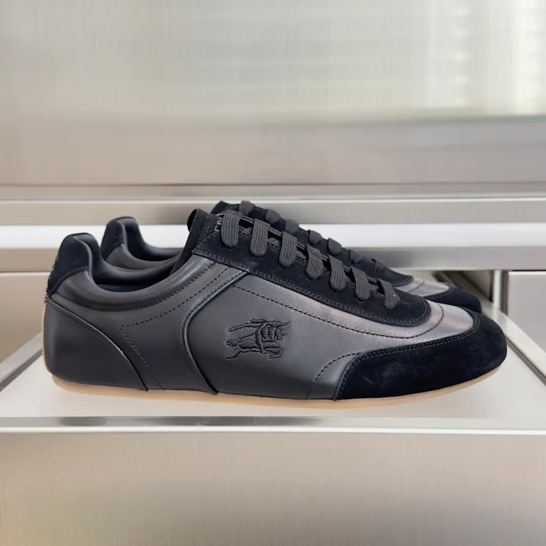 Top Version: Female/Men Burberry- Boboli.Knight Runner Series Couple money. Leisure Sports shoes - Tetsu. Knight Runner Sports shoes, A brand-marked new thing., Show currentline-like contour and simple appearance. It's made of the anti-feather leather., It's a work of art in Italy.. Low-pitched, A low profile, a symbol of the Knight of Horses.（EKD）Embroidery, Heel decoration. Burberry Gear Ripple Details. Light rubber soles are integrated into the grid stripes., I'm gonna get my bottom grip. Send a cabinet for fine packaging🛍📦 ▪️Fabulous.: Original customized head-level cattle skin ▪️Uchi.: Imports of soft sheep skins ▪️Shoes under the sole.: Original modeling of slide-resistant rubber material ▪️Bottom: 2CM ▪️Size: Female35-40 / Men39-45（Custom45