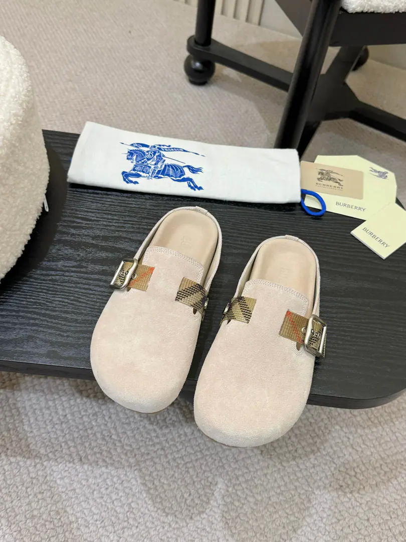 Photo-based man.,Female！ Burberry2025Brickham slippers out of the oven., It's made of soft anti-featur., It's a work of art in Italy.. I'm putting a lot of pressure on the grid., The soles of the pressurized shoes., It's a top-end logo.. & Make modifiable B Font-button Ring, A symbolic sand with decorated flowers. Burberry Gravity. ✅Fabulous.: Counter-featur. ✅Reeb.: In silk cow. ✅Otsumi!: TPU ✅Colours: Black, Brown., Pink, Almond., 4Colour Optional ✅Codes: Men and women35-45（35,45Custom）