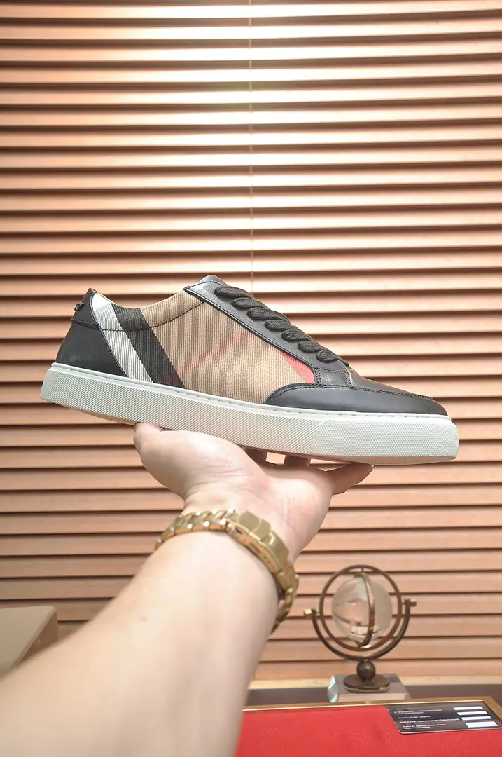 Get out of the factory. 【burberry- Boboli.】（In the cow's skin.）Classic low-band sneakers.｜Imported cattle skin with classic glycerine.｜In the cow's skin.｜Original Base｜The finest things to wear are comforts. Size: 38-44（45Do it.）