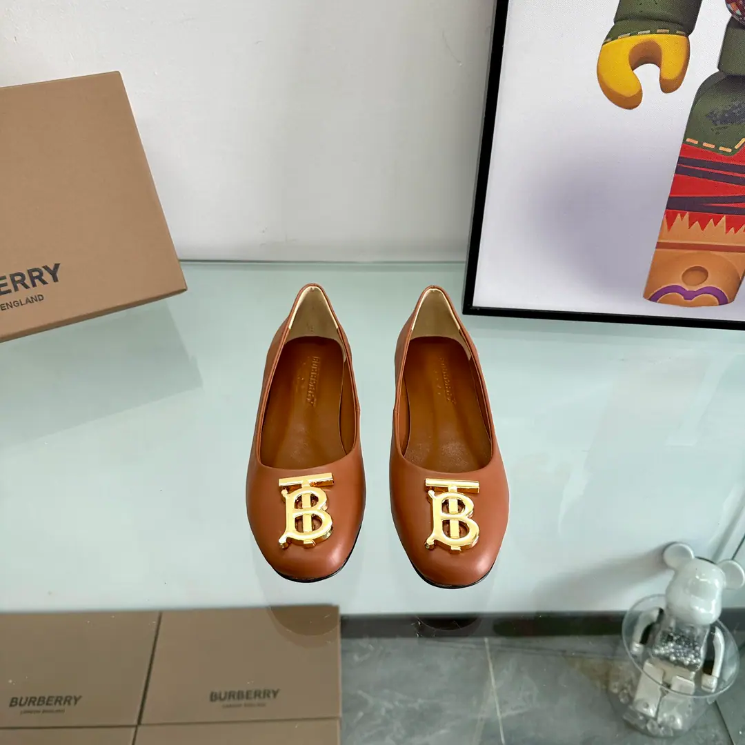 🌈🌈- Boboli.Burberry Classic square-lined shoes. The least chosen shoe of the oldest so far. It looks good on anyone.👏Don't underestimate the cost of the fabric. We use three layers of cloth on our shoes. Single-story cell stripes imported fibre cloths45One. 3The cost of the floors is... One yards to the left.💪It's just to make sure that the shoe line feels strong. Not mutant, The real one is a hardware button. The inside sheep's skin is stomping. 🇮🇹Simulate the skin. Standard Code🌈35-43(35.40.41.42.43No re-election.)