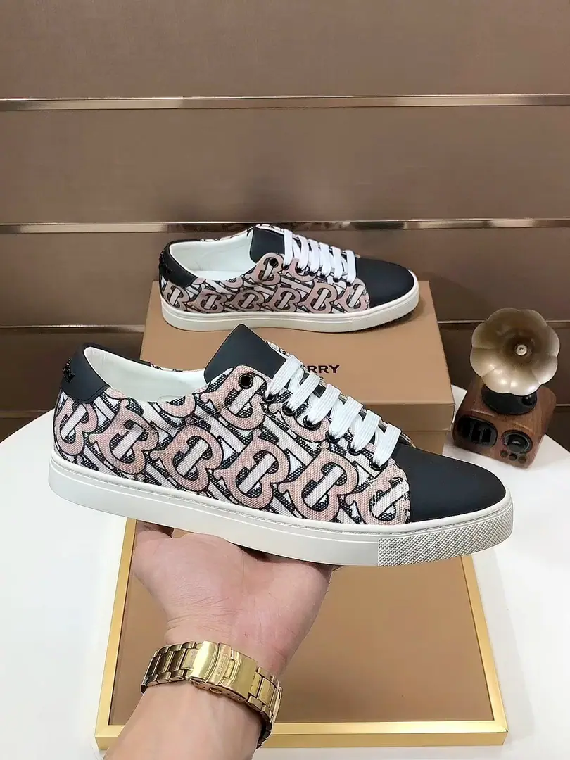 Plant 【burberry- Boboli.】Classic low-band sneakers.｜Imported cattle skin with classic glycerine.｜In the sheep's skin.｜Original Base｜The finest things to wear are comforts. Size: 38-44（45Do it.）