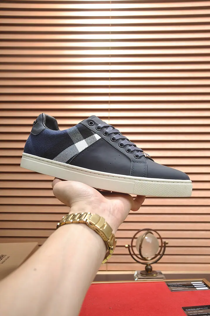 Get out of the factory. 【burberry- Boboli.】（In the cow's skin.）Classic low-band sneakers.｜Imported cattle skin with classic glycerine.｜In the cow's skin.｜Original Base｜The finest things to wear are comforts. Size: 38-44（45Do it.）