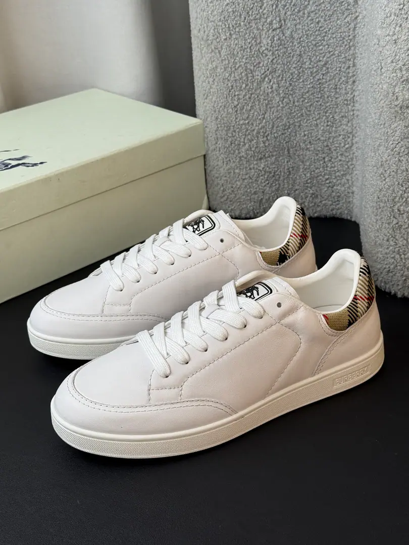 White leather.𝐁𝐔𝐑𝐁𝐄𝐑𝐑𝐘# The new Barboli. Marker of the new paragraph Set Sports shoes, Present in a simple style, Accomplishing the luxury of everyday style. Low-ass shoes., It's made of smooth leather., Made in the heart of the Italian factory.. The back heel is knitted. Burberry Gravity, In a symbolic sammy.. The shoe tongues are wearing the horse badges., Smart. Knight of the Horse.（EKD）And brand logo design.. Bandage Design The soles are marked with the Knight of Horses.（EKD） Attach dustproof bags Shoe.:Customize soft cow skin+Classic Gravity. Uchi.:Customize sheep skins Shoe pads.:Lamb skin. Otsumi!:TPUShoes under the sole. Size:39-44