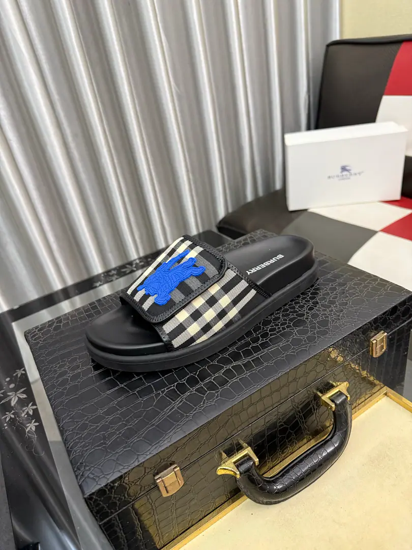 Get out of the factory.⌚⌚Burberry - Boboli slippers., Summer's new classic-cut slippers.Vintage The retro-gauge slippers. The twigs make comfort in wearing the experience. Shoe.: PVC %Heat-plastic polyurethane Shoes under the sole.: %Rubber Setup Design Sides are. Burberry Stereo-letter logo BurberryClassic-cut sandals. This classic pair of green sandals is from...Burberry (Bobley.). Design Details: Clipping, haymarketSquare Stripes, Show your toes., The side is marked with a pebbles brand., - Scalpel shoes. Size: 38-44（45Do it.）