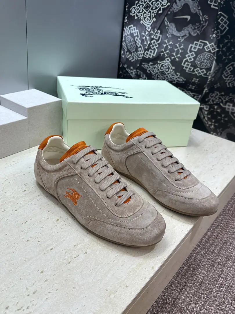 Plant prices Men+10 Burberry Bobley. 2026Spring and summer couple's new money with a leisure fashion and a sports shoe. BHome LetterlogoAcken-shoes with a 3-D embroidered flathead. Material:Shoes are imported into sheep, skin./Importing cow skin+In the skin of the watered cow.+Original OpenTpuOtsumi! Size:Female size35-41(40.41Custom without re-offer) Men39-45(45Custom without re-offer)