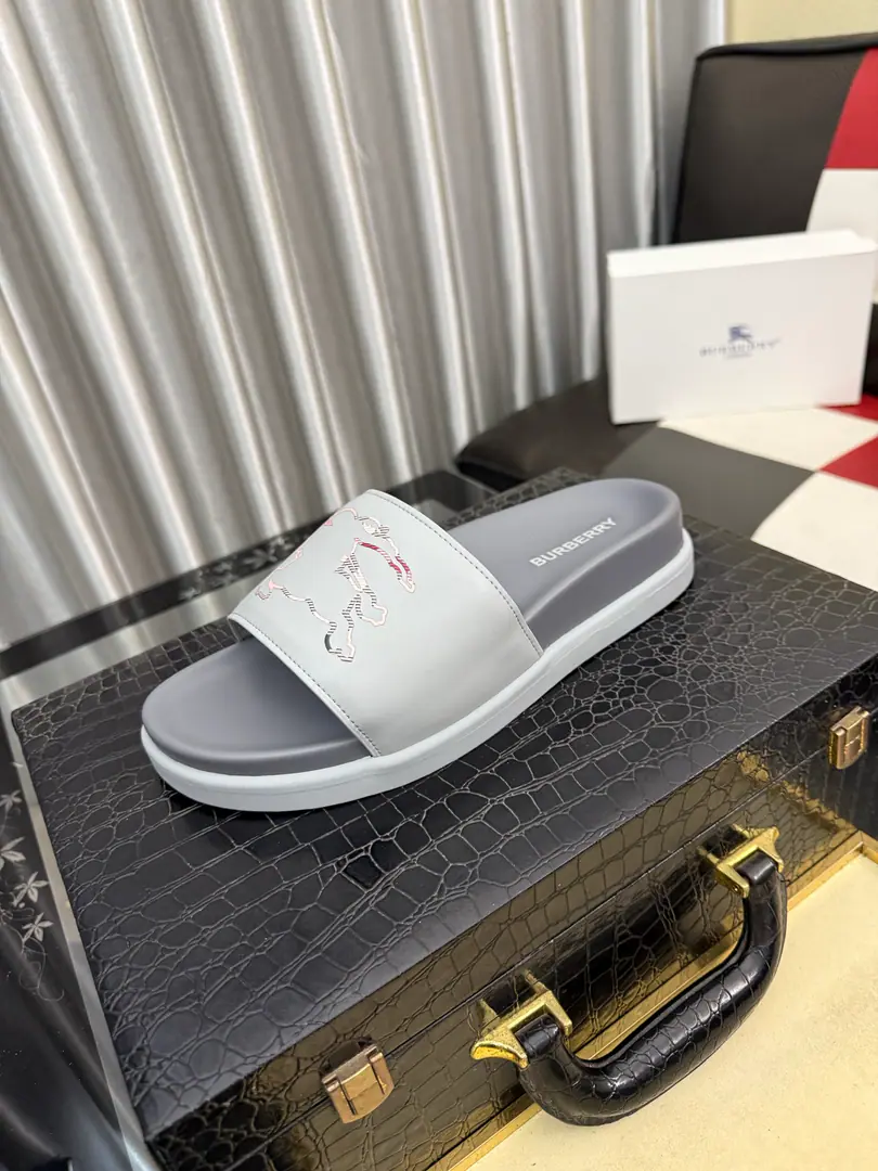 Get out of the factory.⌚⌚Burberry - Boboli slippers., Summer's new classic-cut slippers.Vintage The retro-gauge slippers. The twigs make comfort in wearing the experience. Shoe.: PVC %Heat-plastic polyurethane Shoes under the sole.: %Rubber Setup Design Sides are. Burberry Stereo-letter logo BurberryClassic-cut sandals. This classic pair of green sandals is from...Burberry (Bobley.). Design Details: Clipping, haymarketSquare Stripes, Show your toes., The side is marked with a pebbles brand., - Scalpel shoes. Size: 38-44（45Do it.）