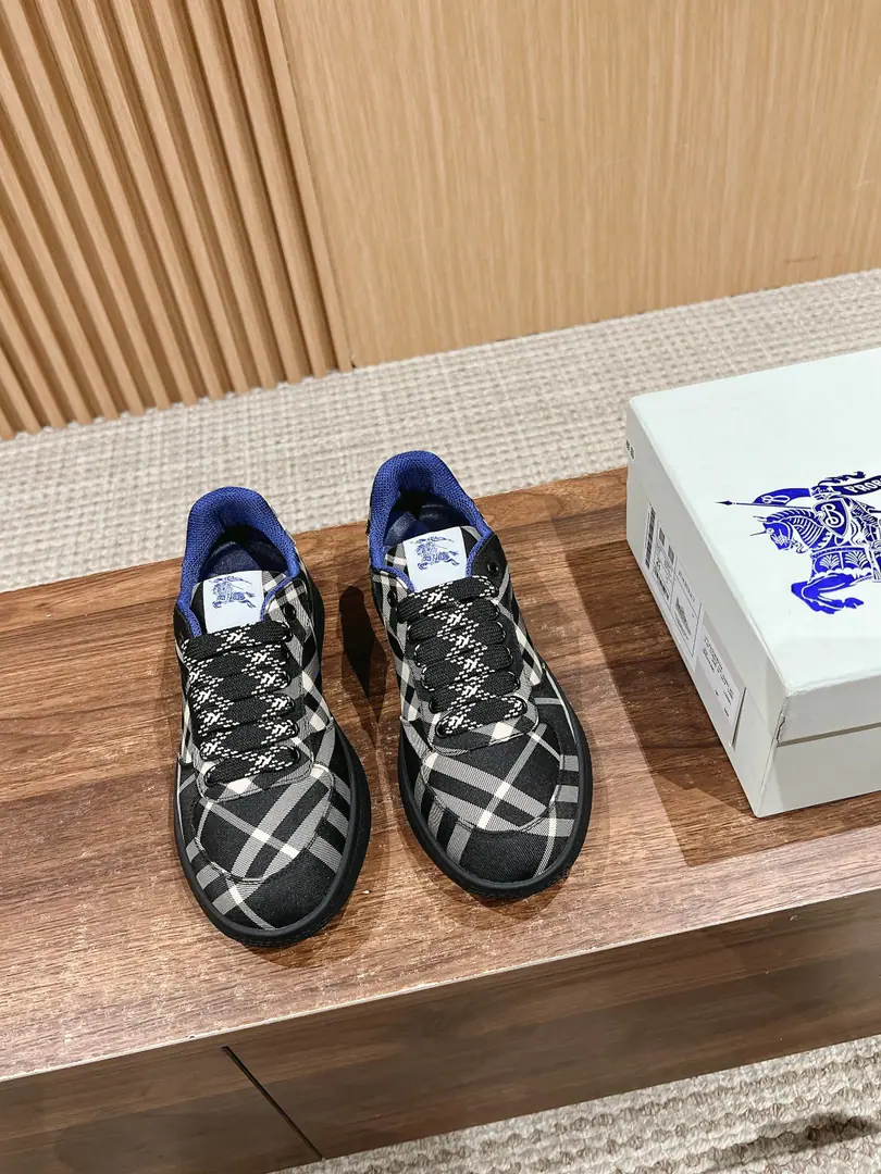 【Holly!】BURBERRY# Bobley's new matchmaking Margo's couple recreational shoes. New plaza recreational shoes.·- Boboli.（Burberry）Classic Prototypes It's a really nice shoe.··Knight's blue skates. Finally, I see the latest slanting sneakers really look good., I can do whatever I want. Sports shoes, It's made of cotton-combined fabric.. Made in Italian craftsmen., Decorative Swirl Burberry Gear. With a lined and twig shoelace on the eye of the net., The rubber shoe bottom is a collection. Burberry Letter logo. From Burberry The classics., The necessary provision for the closet is interpreted in a branded style.. Round shoe head. The horse's knight's logo is on the shoe tongue.（EKD）Label Leather shoes. Shoes bottom strap. Burberry Letter logo Female size: 35/36/37/38/39/40 Men: 39/40/41/42/43/44
