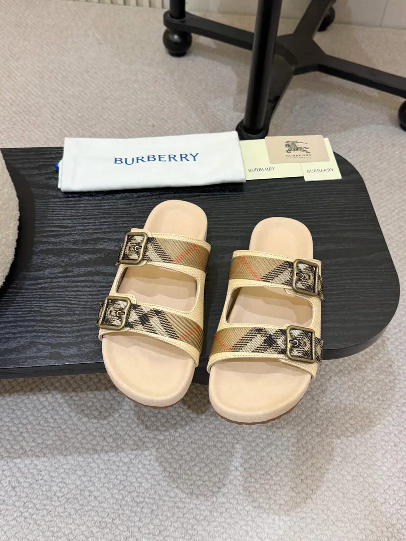 Weaving face elements！ Burberry2025The stump slipper is out of the oven., It's made of soft anti-featur., It's a work of art in Italy.. I'm putting a lot of pressure on the grid., The soles of the pressurized shoes., It's a top-end logo.. & Make modifiable B Font-button Ring, A symbolic sand with decorated flowers. Burberry Gravity. ✅Fabulous.: Weaving skin ✅Reeb.: In silk cow. ✅Otsumi!: TPU ✅Colours: Black, Almond., Two Colours Optional ✅Codes: Men and women35-45（35,45Custom）