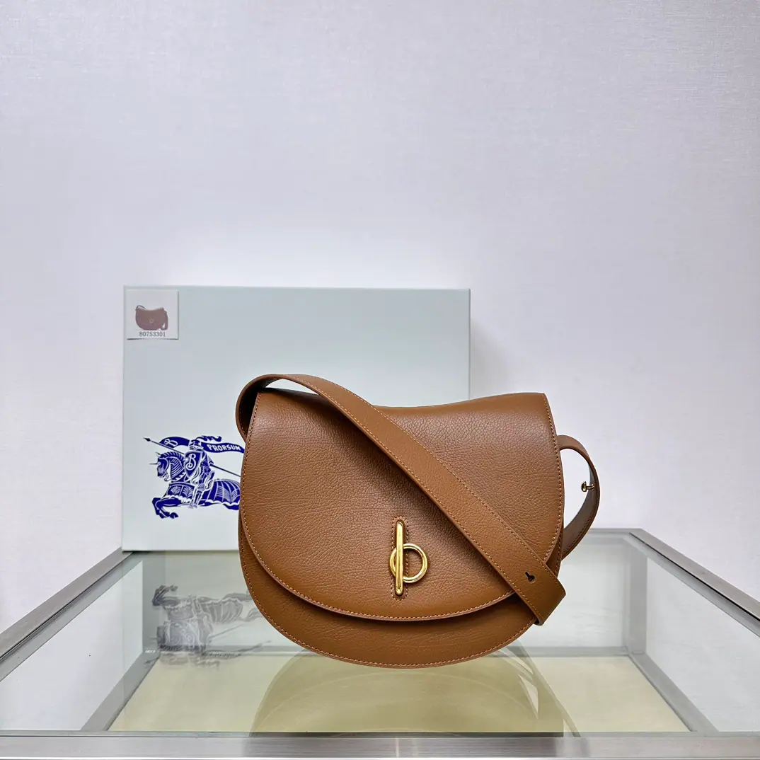 Special level BThe newest home is a big house., It's made of a grain of calf skin., It's a work of art in Italy.. Lined to a grid-stamped flower leather., The arc contour was inspired by the childhood wooden horse., The caps are open.b Font accessories. With leather shoulder belts., Adjustable to switch shoulder backpack and slanting backpacks. Modifiable leather shoulder belt Top top top top top top is covered.bFont opening Intubation bag. Out of the bag with the magnet buttons. Hand painted on the edge. Lass Metals accessories The back side is marked with the Knight of Horses. (EKD）Pump flowers. Gravity pressure flower liner Dimensions26 × 9.5 x 20.5cm.Model3301
