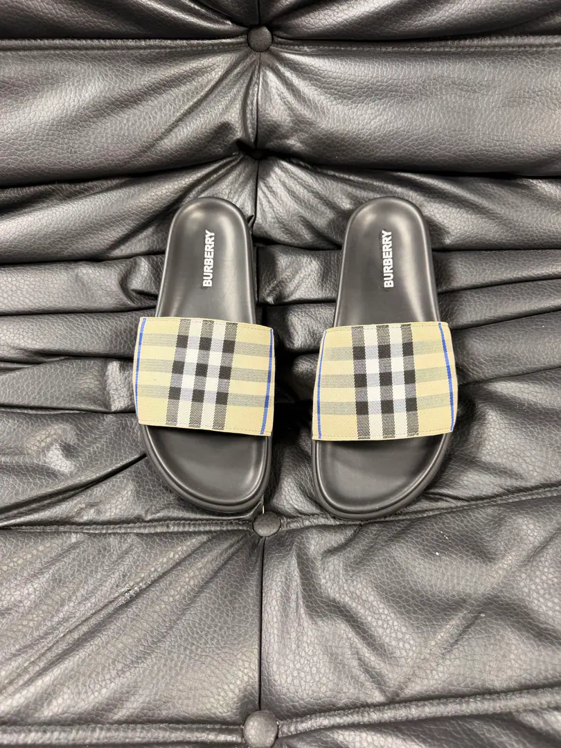 Burberry - Boboli slippers., Summer's new classic-cut slippers.Vintage The retro-gauge slippers. The twigs make comfort in wearing the experience. Shoe.: PVC %Heat-plastic polyurethane Shoes under the sole.: %Rubber Setup Design Sides are. Burberry Stereo-letter logo BurberryClassic-cut sandals. This classic pair of green sandals is from...Burberry (Bobley.). Design Details: Clipping, haymarketSquare Stripes, Show your toes., The side is marked with a pebbles brand., - Scalpel shoes. Size: 38-44（45Do it.）
