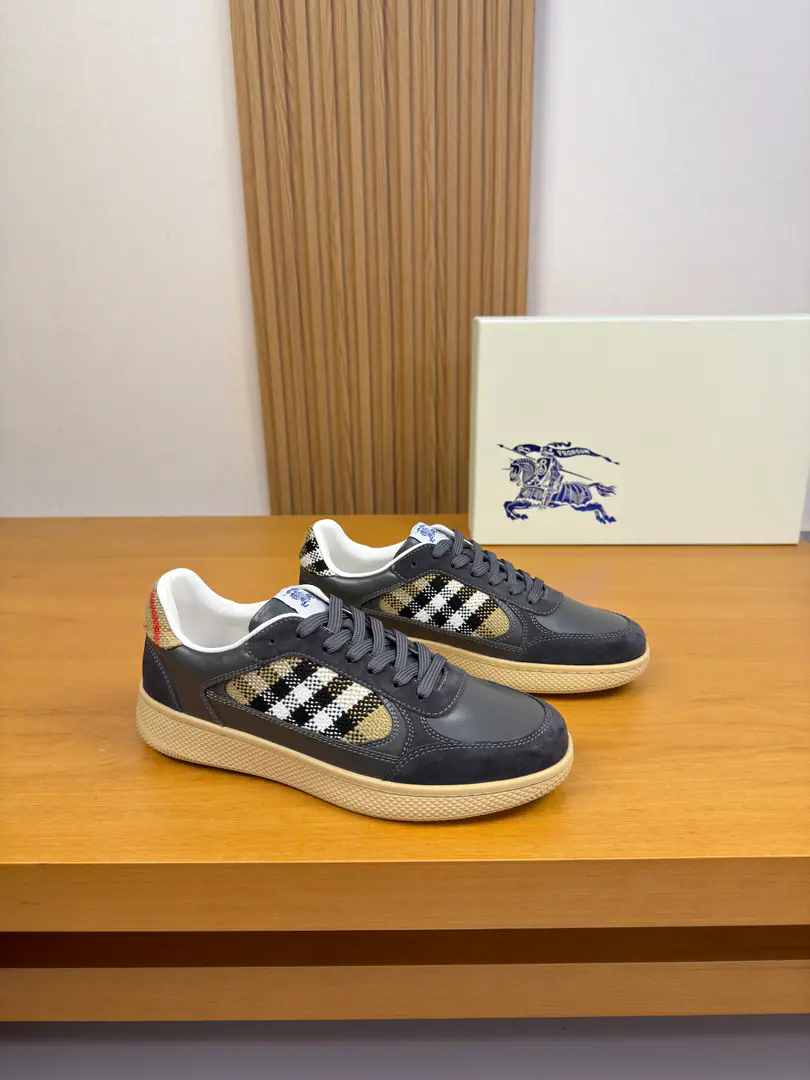 【 BURBERRY】- Boboli. High-end quality Original List·Leisure sports shoes Shoe.: Imports🔝Napa Skin., Anti-feathers., Brand totems., Shoe tongue..- It's a plastic brand.logoCursor Uchi.: Water-tied cow skin. Otsumi!: It's so light.TPRRubber; Double-coloured base Super-high-quality control.·- I'm doing a little work.: Highlight(High-end·- How expensive.·Slot) Size: 38-44（45, Make a reservation.)·BBR0157