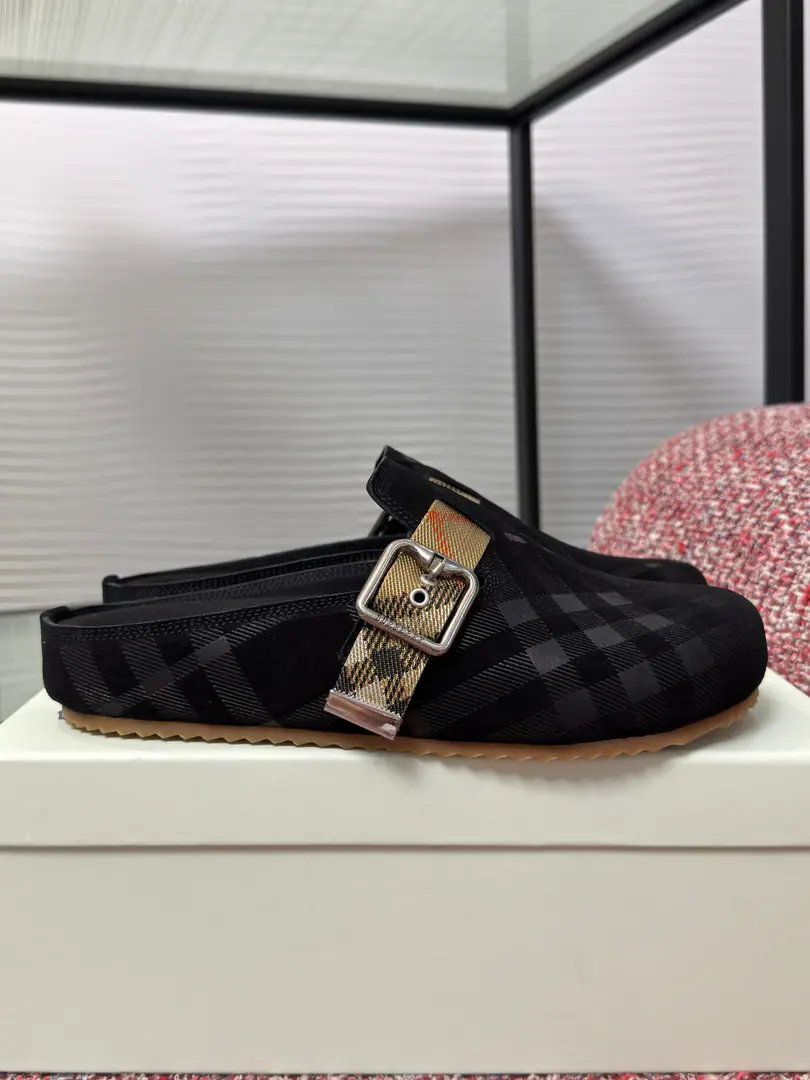 Top Version: Female/Men Burberry - Boboli. 2026 UrchinSeries Couple money. Gravity - Boughly Berken's shoes. Head wrap. - Slugs. Shoes. BurberryThis slipper is made of soft, counter-feather paste.. It's a work of art in Italy.. I'm putting a lot of pressure on the grid., A little bit of a collection of the bottom of the stylish shoes., No ModifiableBWoo-kyung Ring Belt, A decorated little plaque of symbolic sand.Buberry - The tattoo.. Fabulous.: Original customized head of cattle skin Uchi.: Imports of soft sheep skins Otsumi!: Original Nickel Double ColourTPUMaterial Size: Women:35-40（40I'll make sure I don't change it.） Men:39-45（45I'll make sure I don't change it.）