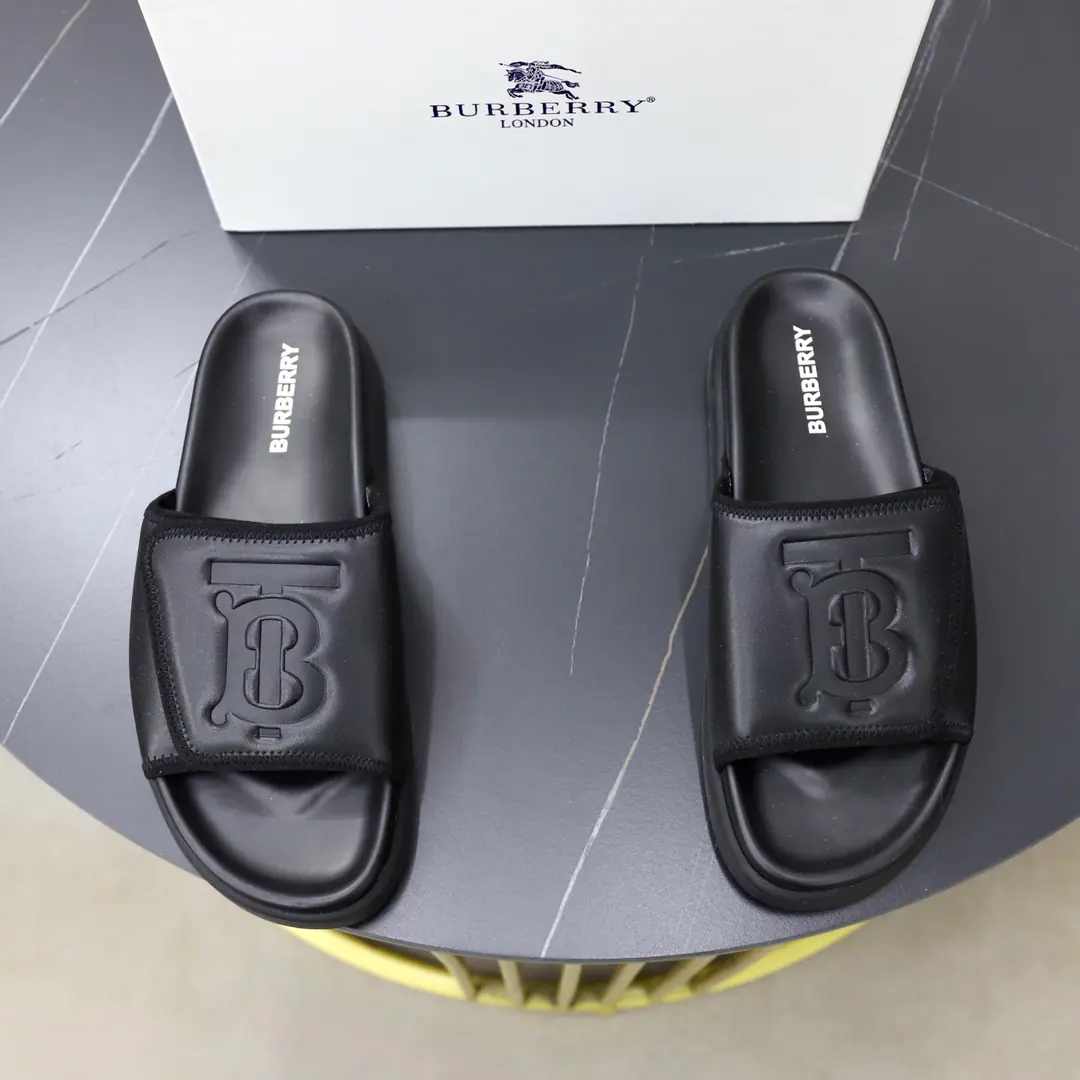 Get out of the factory. Burberry - Boboli slippers., Summer's new classic-cut slippers.Vintage The retro-gauge slippers. The twigs make comfort in wearing the experience. Shoe.: PVC %Heat-plastic polyurethane Shoes under the sole.: %Rubber Setup Design Sides are. Burberry Stereo-letter logo BurberryClassic-cut sandals. This classic pair of green sandals is from...Burberry (Bobley.). Design Details: Clipping, haymarketSquare Stripes, Show your toes., The side is marked with a pebbles brand., - Scalpel shoes. Size: 38-44（45Do it.）