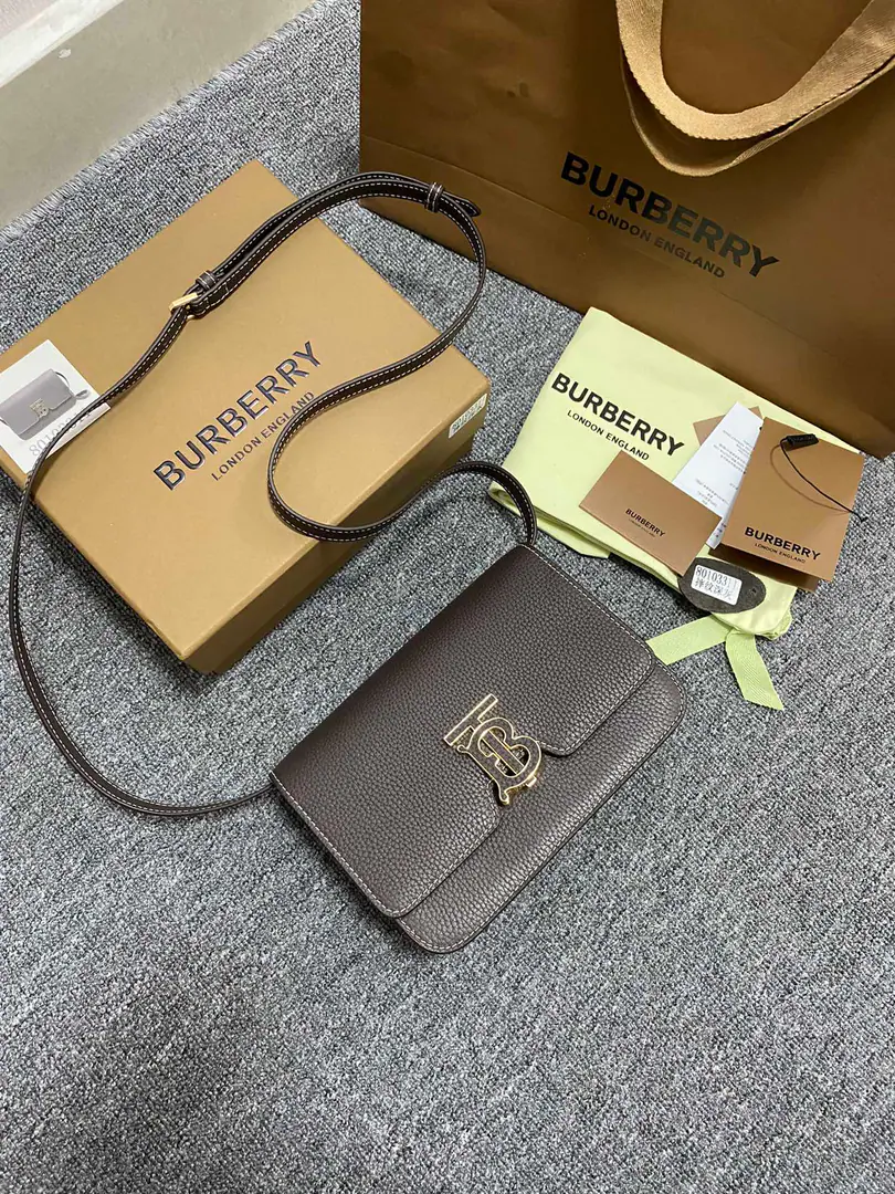 Special level BThe latest edition of the family is up.「TB Unique ID lock wrapping bag」, It's made of Italian leather., A combination of a line of inquiry., Lock button decoration Thomas Burberry Inspired Special Identification, ♪ And I can't bear ♪, Slanting or hand-building with a bag.. 21 x 6 x 16cm❤️3311