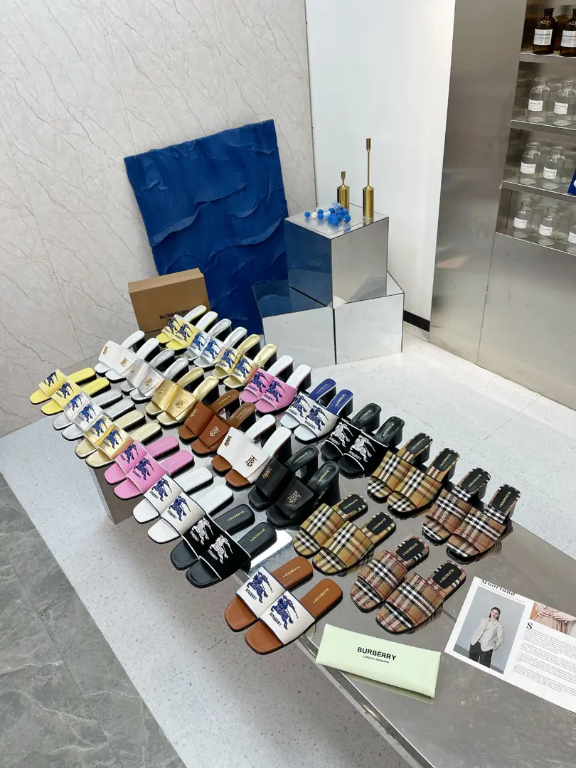 🌈🌈🌈New stuff on the shelf.☘️☘️Burberry Boboli's a rough guy., Flat slippers.🌺🌺🌺Channel cargo A sulfide slipper with a papolis.🌈🌈It has to be the same.！🌺🌺The shoe face is made of a Barboli cow., In the skin and feet., Original Open button, The extremely soft leather material is perfectly compatible with the two-foot curve of embroidery.. ❤️❤️Barboli's all vulcanized., The new smoothing and grinding of the bottom line is a natural display., It's not the original technology., 🍎🍎It's a tough process.5.5.Simulate the skin., Codes:35~42(35.40.41.42No re-election.)