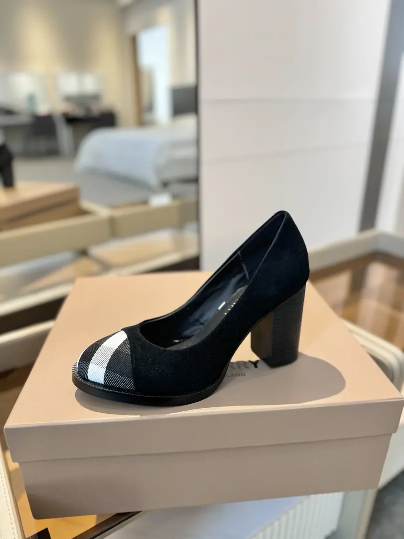 Burberryy Bobley. 𝑩𝒖𝒓𝒃𝒆𝒓𝒓𝒚𝒚 💝 👠 𝘽𝙪𝙧𝙗𝙚𝙧𝙧𝙮𝙮 Bobley.2024The new exclusive has been launched. A lazy, elegant, understanding style. 💋High heels. 🎉BURBERRYBobley England.🇬🇧Luxury brands, Original1:1Copy, Synchronize new cabinets A high heels with grace., Decoration branding pattern. 🆕🆕🆕 ✅Fabulous.: Original Gear ✅Otsumi!: The original is really a big one. ✅He's tall.: 9.5𝙘𝙢 ✅Codes: 𝟑𝟒-𝟒𝟏（𝟑𝟒.𝟒𝟎.𝟒𝟏Do it.）