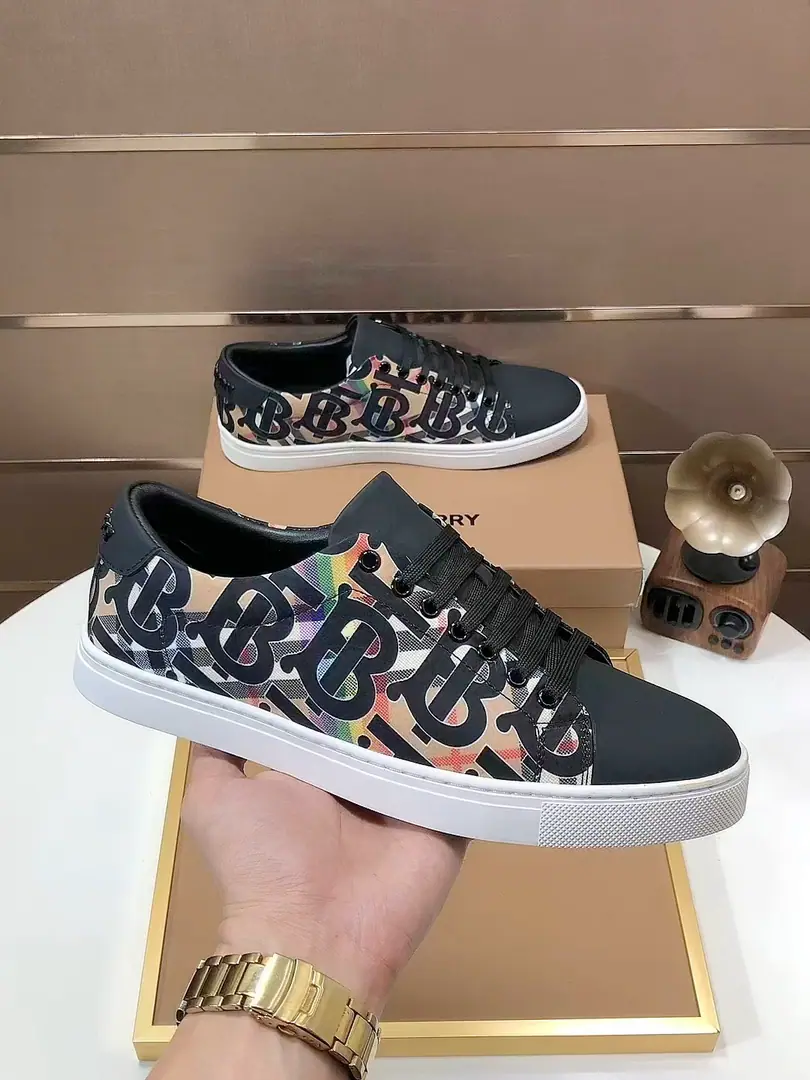 Plant 【burberry- Boboli.】Classic low-band sneakers.｜Imported cattle skin with classic glycerine.｜In the sheep's skin.｜Original Base｜The finest things to wear are comforts. Size: 38-44（45Do it.）