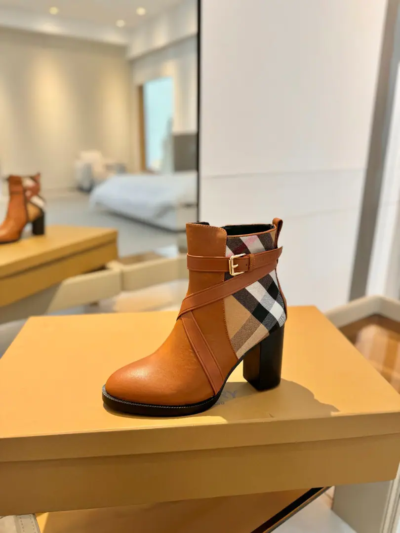Burberryy Bobley. 𝑩𝒚𝒓𝒃𝒆𝒓𝒓𝒚𝒚 💝 👠 𝘽𝙪𝙧𝙗𝙚𝙧𝙧𝙮𝙮 Bobley.2023The latest exclusive boot release is classic.👢 Unique. Release ⚠️Requisition high version ⚠️Burberryy - Boboli. A lazy, elegant, understanding style. 🎉BURBERRYBobley England.🇬🇧Luxury brands, The rice of the hide., Original1:1Copy, Synchronize new cabinets A classic shoe-designed tattoo with graceful knowledge.. ✅Fabulous.: Original cow leather with a rib cloth. ✅Uchi.: Customize sheep skins ✅Otsumi!: The original is really a big one. ✅He's tall.: 10cm ✅Codes: 35–41 （40, 41Custom）