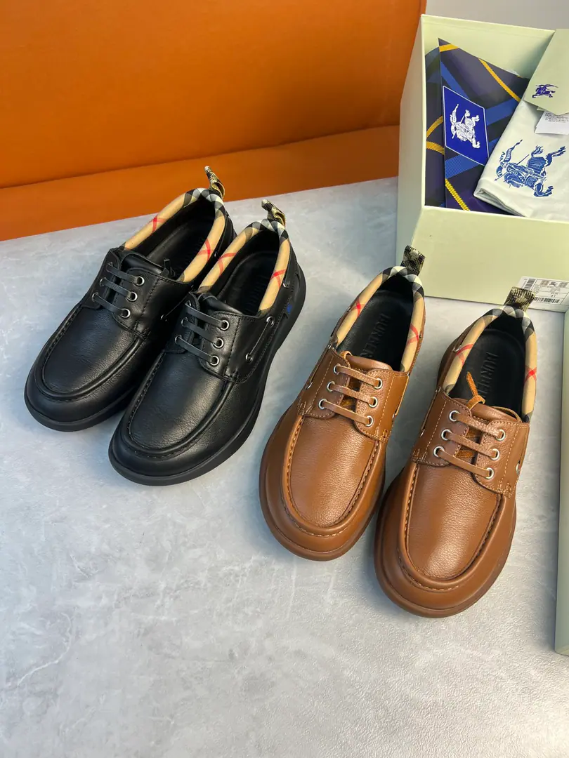 2025Top Quality BURBERRYNew leisure shoes. Italian leisure shoes., First appearance on brand. 2025 Summer fashion show.. This brand has always been my favorite brand., No more trouble., There are hundreds of different kinds of leisure shoes., I want a pair of shoes for myself., It's not that easy., So I'll introduce you to some nice, long-looking shoes., Your shoe cabinet needs a pair of radiant shoes.！ From leather to work., The details are perfect for their shoes., Fashion atmosphere, All of them are all cattle and leather from inside and out., No need for new shoes to adapt., The upper foot is a comfortable use of a very delicate little cow skin., You know, if you know the brand., It's more luxurious in senses., Top foot effect.！ Skins for flour., A pair of English cotton-twilighting tailors. - The collar branding., Outside.BurberryStereo Logo, The insides are soft and delicate. The soles are marked with the Knight of Horses.（EKD） Original Box Packaging, Attach dustproof bags Shoe.: Import all-faced cow skins. Uchi.: Import lamb skin Shoe pads.: Breathed head cow skin Shoes under the sole.: TPUOtsumi! Codes: 39–44