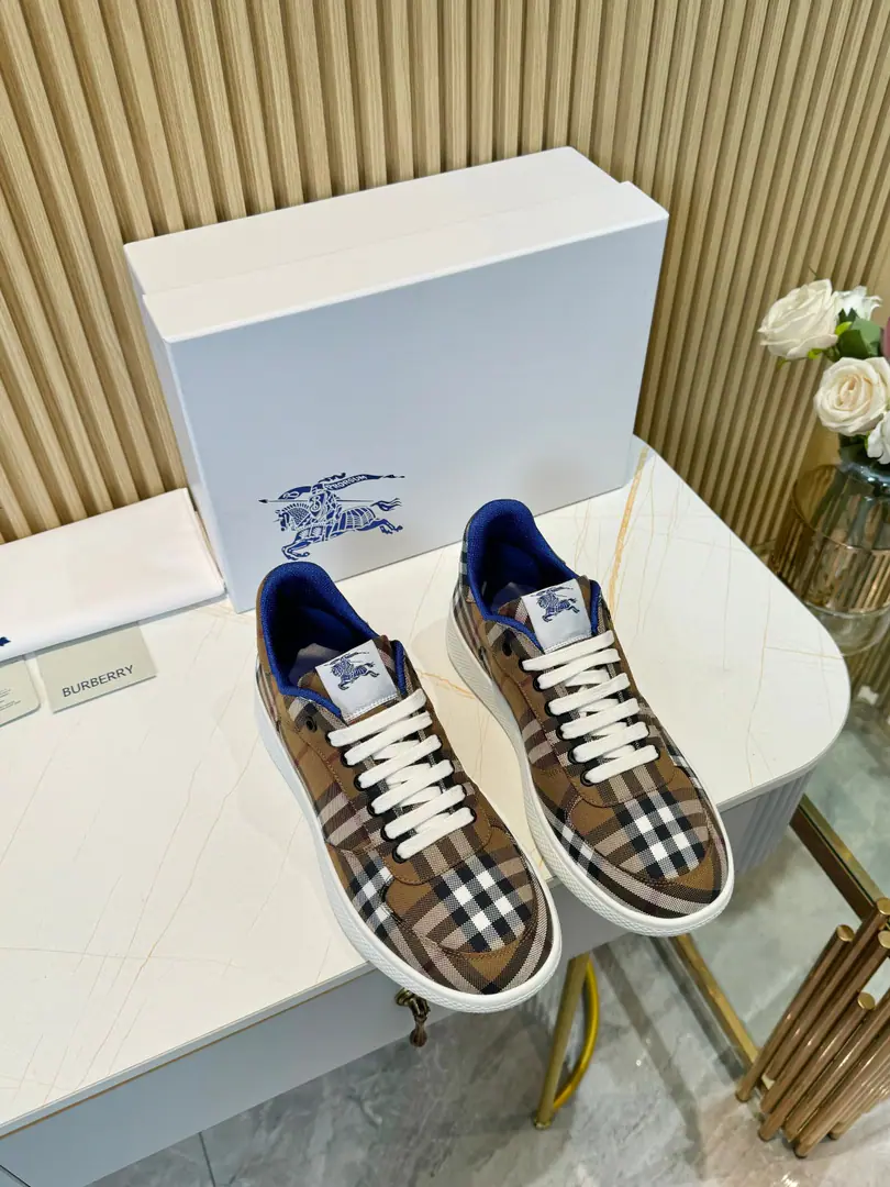 Couple money., The price of the plant is men's.,Female Dollar！ Burberry2024The money's coming out., Three years of classic grids back., A hundred., Decorative Swirl Burberry Gear. With a lined and twig shoelace on the eye of the net., The rubber shoe bottom is a collection. Burberry Letter logo. From Burberry The classics., The necessary provision for the closet is interpreted in a branded style.. ✅Fabulous.: Classic cotton.+Silk cow skin. ✅Reeb.: Inside the original plate., The silk cow has feet. ✅Otsumi!: TPU ✅Colours: Coffee. ✅Codes: Men and women35-45（35,45Custom）