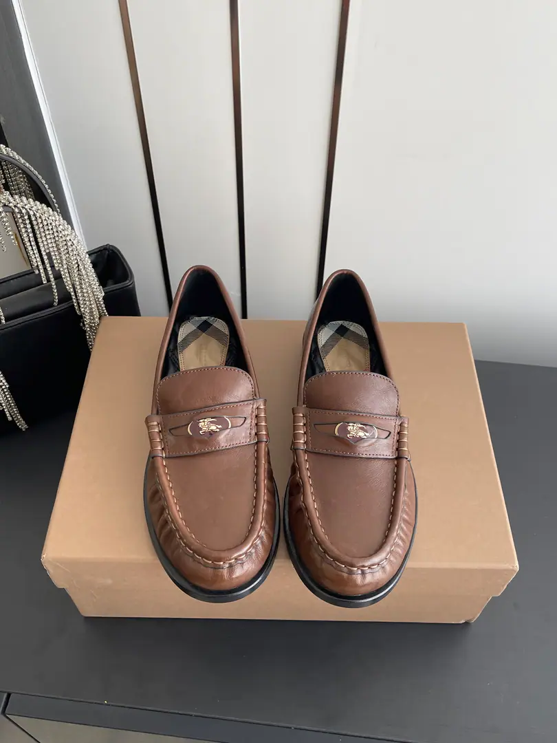 BURBERRY Bobley. - Boboli.BBR 26ss/Spring and summer, new LeFoo shoes. From the designer.Daniel Lee New new designs for LeFoo shoes. This spring and summer is a limit. The counter is very difficult to buy. The upper foot is very soft and very well-dressed. I'm so impressed with my feet. Simple old money to wear. - It's a good one. Quality control is not a worry. Recurdurdo design - A suit?, Dress., The jeans can be easily handled. Low profile and full of spirits. （ZPThe Blue Knight is a real shoe-shoe.） The shoes are in the swirly revelry. Import sheep's skin inside. Original custom-made hardware button Italian imports are so thick. Codes: 35-41（40.41Do it.）