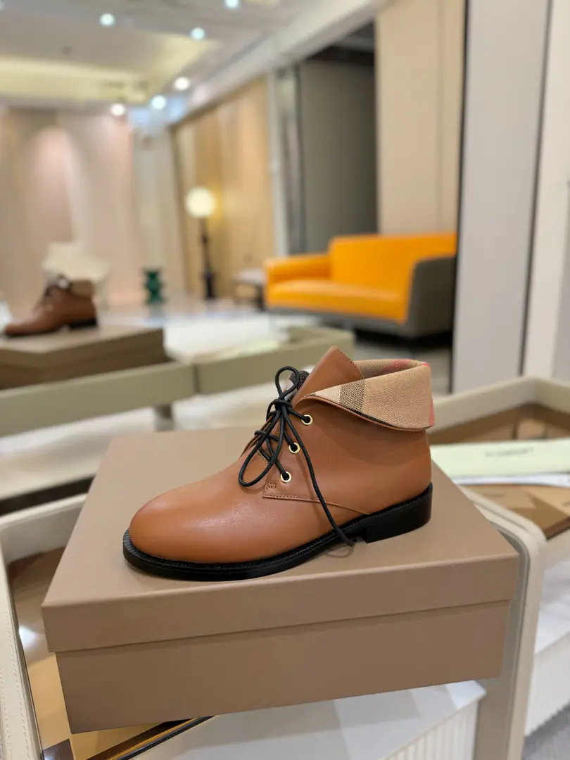 Burberryy Bobley. 𝑩𝒖𝒓𝒃𝒆𝒓𝒓𝒚𝒚 💝 👠 𝘽𝙪𝙧𝙗𝙚𝙧𝙧𝙮𝙮 Bobley.2025The new exclusive has been launched. A lazy, elegant, understanding style. 💋 🎉BURBERRYBobley England.🇬🇧Luxury brands, Original1:1Copy, Synchronize new cabinets A piece of grace., Decoration branding pattern. 🆕🆕🆕 ✅Fabulous.: Original Gear ✅Otsumi!: The original is really a big one. ✅He's tall.: 1.5𝙘𝙢 ✅Codes: 35-41（𝟒𝟎.𝟒𝟏Do it.）