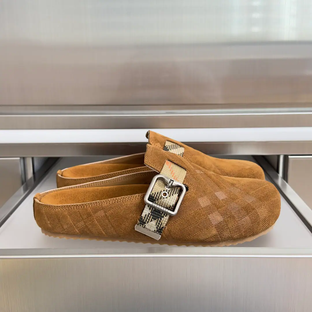 Top Version: Female / Men Burberry- Boboli.UrchinSeries Couple money. Gravity Thick Brockon's shoes. - Slugs with a head. Shoes., It's made of soft anti-featur., It's a work of art in Italy.. I'm putting a lot of pressure on the grid., A brand logo for the bottom of the stylish shoe.. & Make modifiableBFont-button Ring, A symbolic sand with decorated flowers.Burberry Gravity Send a cabinet for fine packaging🛍📦 ▪️Fabulous.: Original customized head-level cattle skin ▪️Uchi.: Imports of soft sheep skins ▪️Shoes under the sole.: Original Open-Screen Double ColourTPUMaterial ▪️Bottom: 2CM ▪️Size: Female35-40 / Men39-44（Custom45