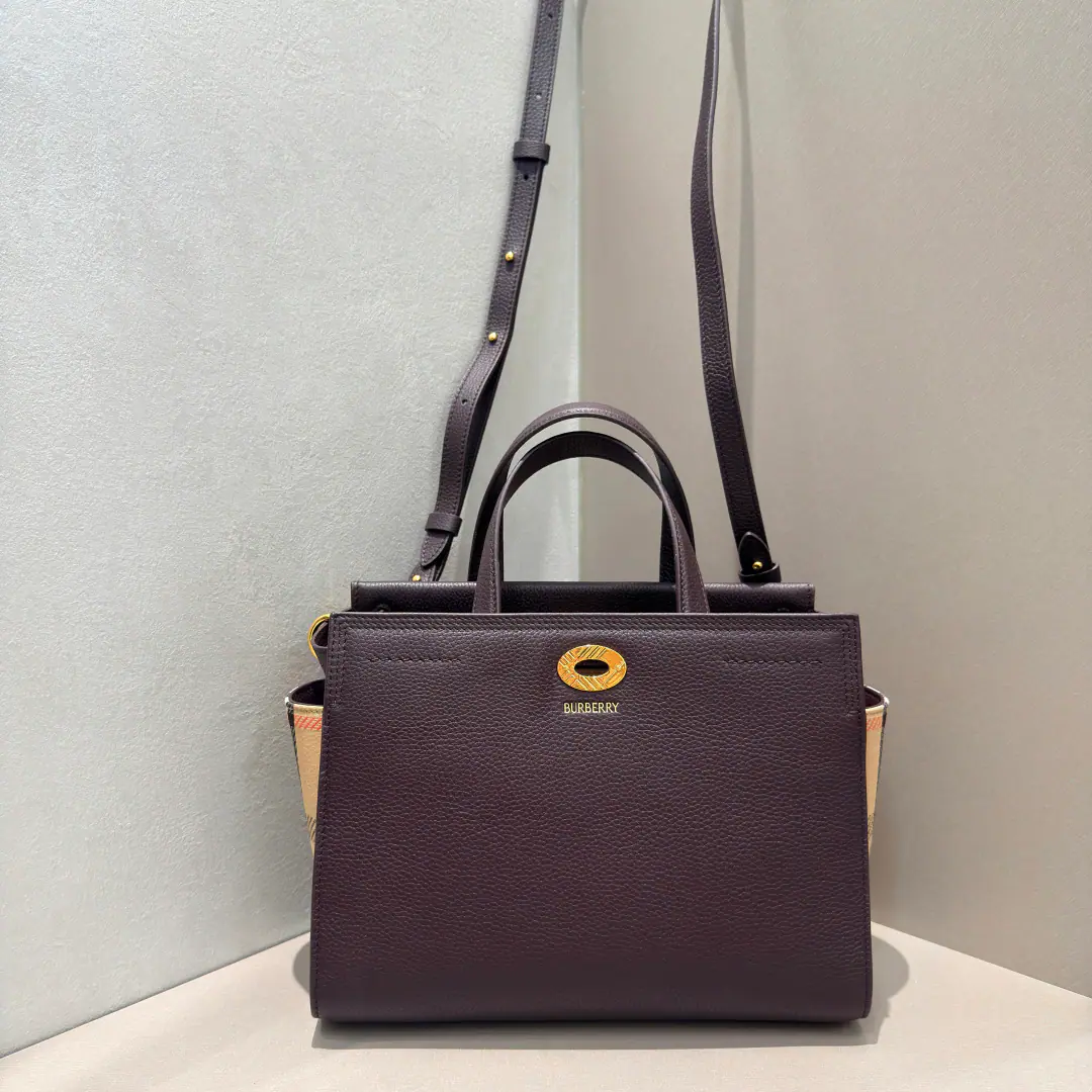 Special level Mini-Man. Gotswolds Gravity Tot Bag. It's made by the handmade Italian factory.. Use a grained calf skin. Build, YesBurberry Glyph Side Cut, Combining with design iconic sammy villages. Fine style, There's plenty of room inside.. Incorporation of the glycerine, the styling and the mouth-ringing., It's inspired by branding. Trench The windcoat belt.. But carry it with your hands., Or the shoulder belt.. Dimensions24.5 x 13x 19.5cm Model0911