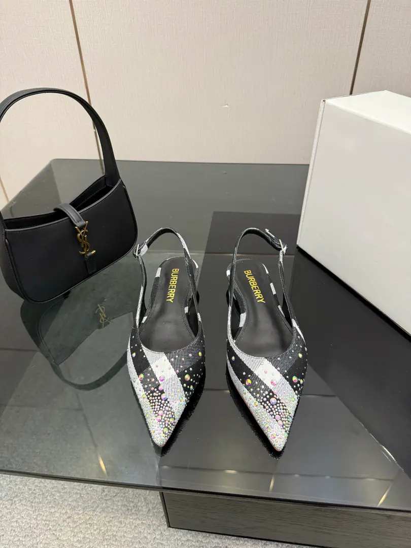 High Version Burberryy- Boboli.2026Spring and summer's new exclusive style of retrograde elegance. High heels. 🎉BURBERRYBobley England.🇬🇧Luxury brands, The rice of the hide., Original1:1Copy, The close-stringed and knitted design of round head regenerated., Decoration of branded grids. ✅Fabulous.: Original cowboy.+Bullskins. ✅Foot.: Customize sheep skins ✅Otsumi!: That's a big one. ✅He's tall.: Floor, 8.5cm ✅Codes: 35–41 （40, 41, 42Custom）