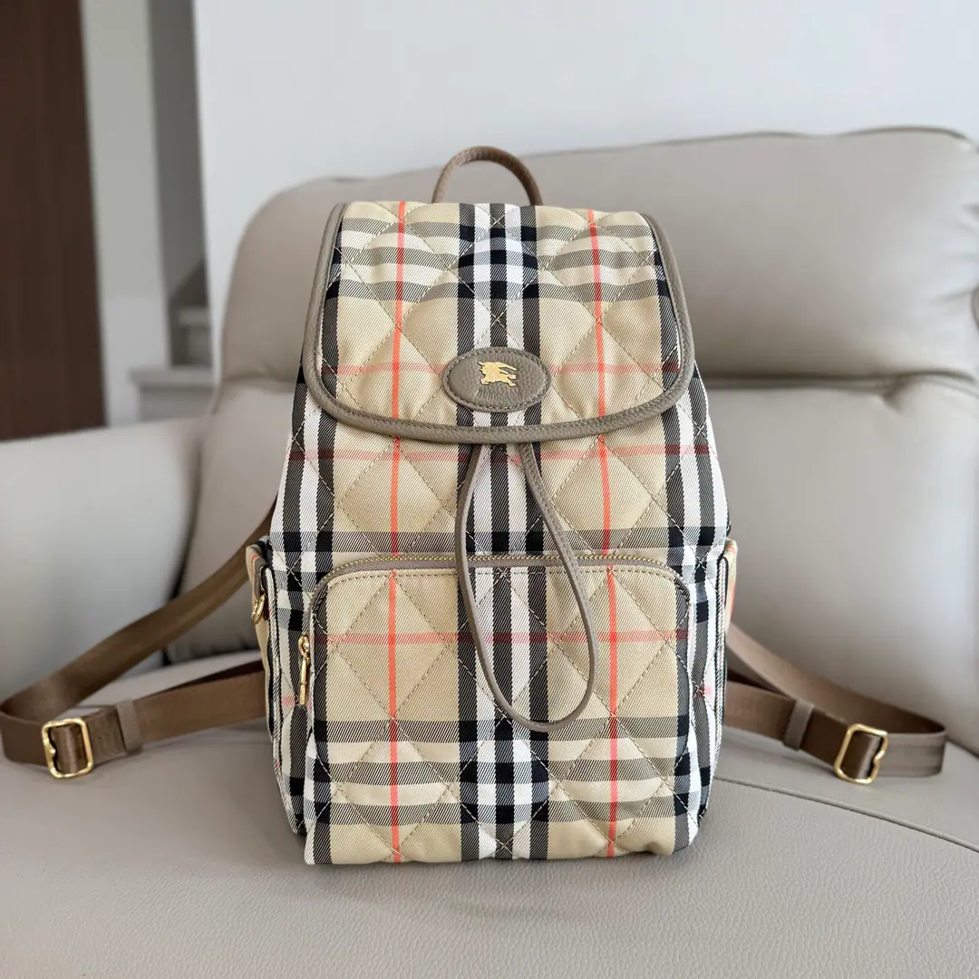 Special level Soft and firm. Horseshoe Two-sleeved bag., I'm inspired by the English field.. It's a sewn-nepton., Combination with a swirling. BurberryGravity, Brand-marked sand.. A little leather decoration., I'm going to fit into the Knight's Seal., From1980 The collection of the old brand bags.. Sides are in.DType Ring, ♪ Can hang a hanger ♪, Make your own way.. The front is marked with the Knight of Horses.(EKD）The oxen. Dimensions21× 13× 34.5cm Model3961