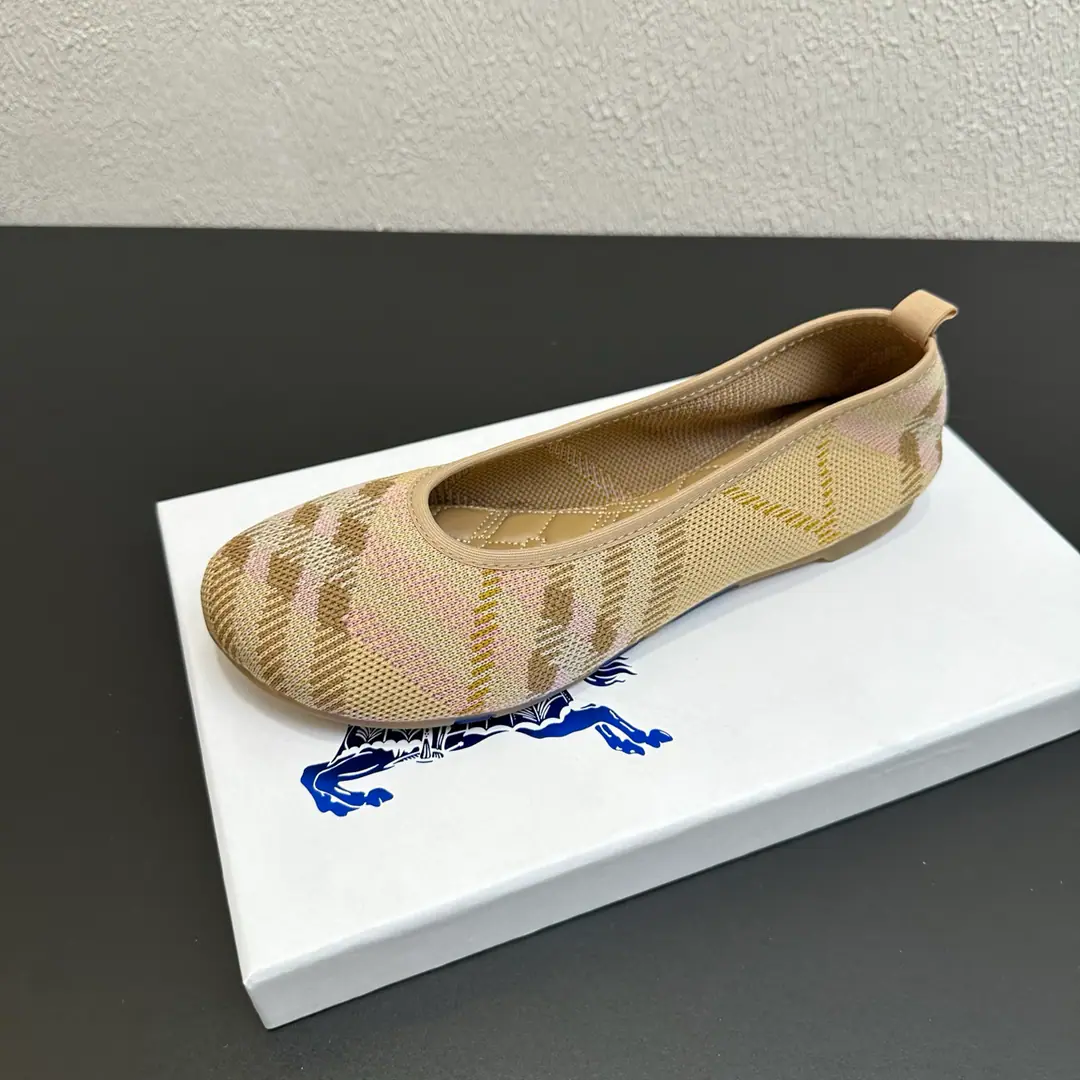 🍌🍌 ✨ BurberryBabelig swollen around the head and a pair of flat-shoes. | A gentle and commuting ceiling. Classic grids never pass., These flying grandma shoes welded together grace and comfort.！ I don't care if I work on a commute., You know, date shopping or routine?, It's easy.holdStay.～ Classic Gravity+Rubber soft-bed design, I can wear it on a commuting date. 35-39（40.41Freeze!）Three Colours Optional