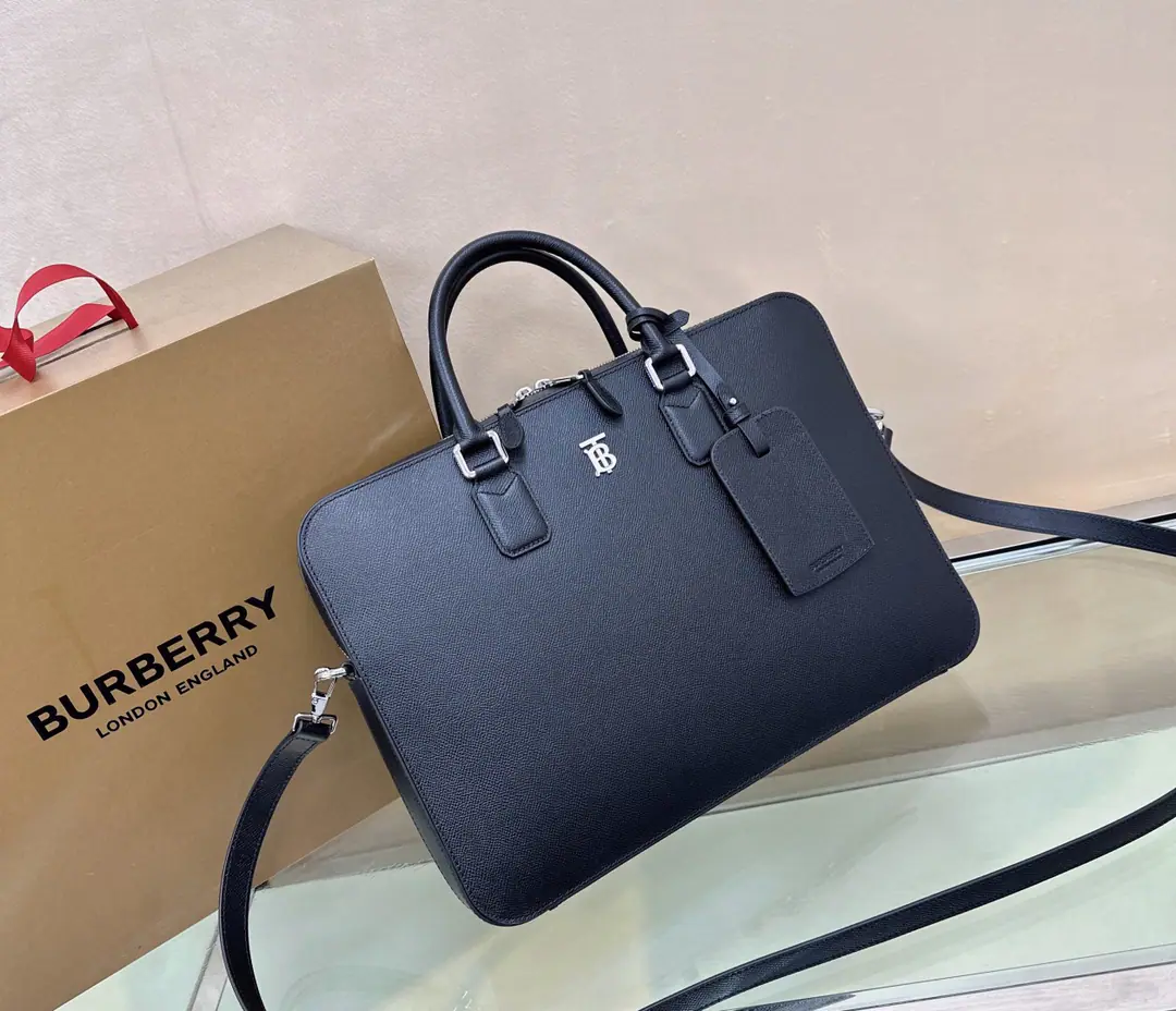 Special level BThe newest mansion in the family., The picker of a peared calf is made in Italy.. Fibre design, It's got a luggage tag and a plating, gold. TB Exonyms. Top-stamp leather handles. Disableable shoulder belt Easy and comfortable size.27 × 5 × 37.5cm. Model8121