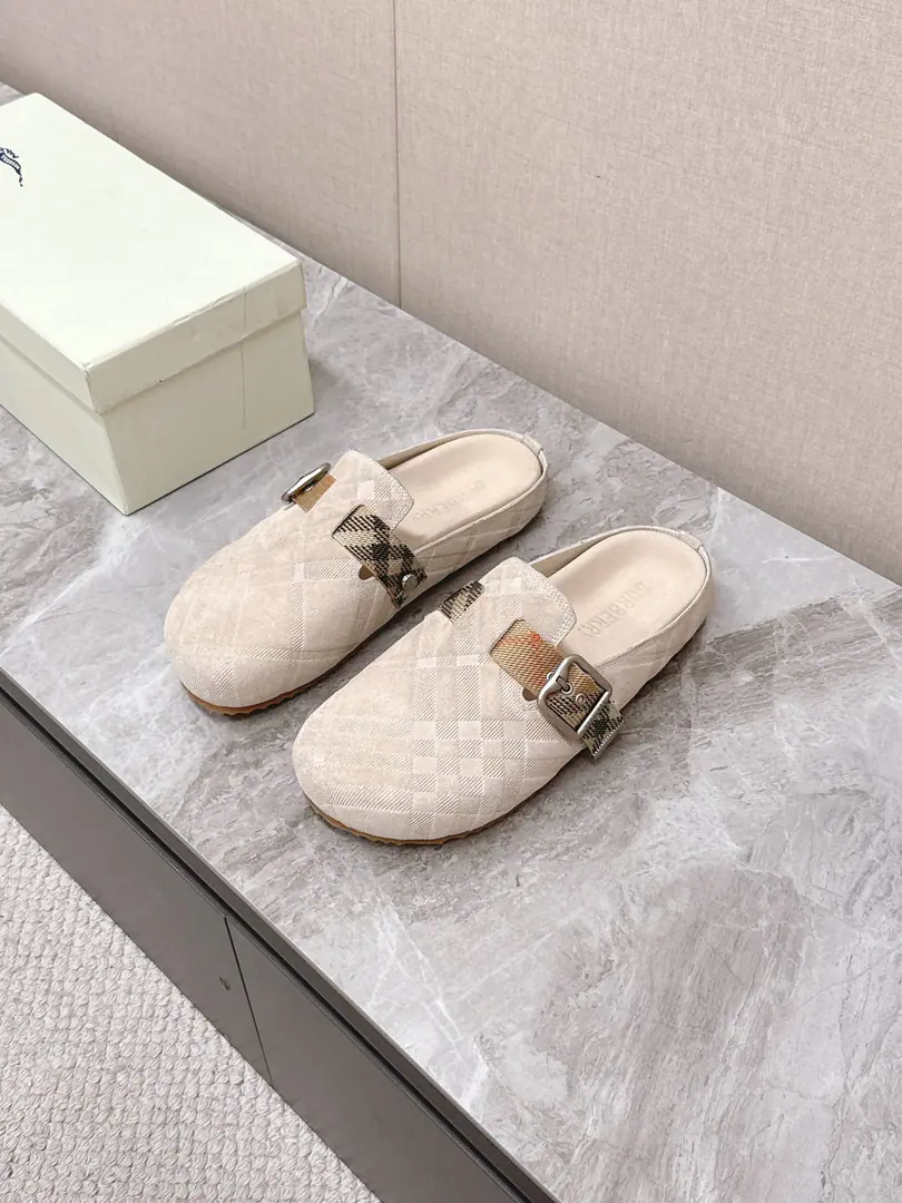 Men's clothing➕10- Boboli.Burberry2025The latest couple in the fall and winter. Brockon's shoes. The hot Berken shoes have been all over the street for years. Finally, there's a big brand named Berton. The classic Bracken design. The details are full of brand elements. Brand value. It's not like you can run into a shirt. It's easy to not have too much decoration. Always Very Simple ♪ Take a breath and relax ♪ Semi-outlook to protect toes The humanities score is for footwalk pressure. The suspense is saturated. He's been running all day without pressure. A lazy, lazy set-up style. It's easy to ride in the morning, eight shifts or the sun. Shoe-faced cow revel Original modeling slides over base Size: Women35-40Men39-45