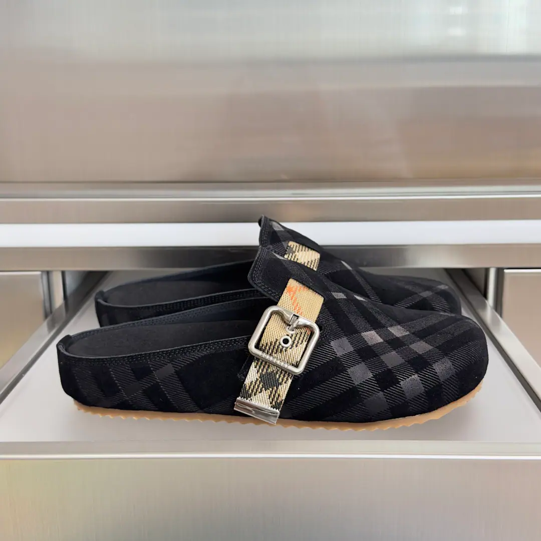 Top Version: Female / Men Burberry- Boboli.UrchinSeries Couple money. Gravity Thick Brockon's shoes. - Slugs with a head. Shoes., It's made of soft anti-featur., It's a work of art in Italy.. I'm putting a lot of pressure on the grid., A brand logo for the bottom of the stylish shoe.. & Make modifiableBFont-button Ring, A symbolic sand with decorated flowers.Burberry Gravity Send a cabinet for fine packaging🛍📦 ▪️Fabulous.: Original customized head-level cattle skin ▪️Uchi.: Imports of soft sheep skins ▪️Shoes under the sole.: Original Open-Screen Double ColourTPUMaterial ▪️Bottom: 2CM ▪️Size: Female35-40 / Men39-44（Custom45