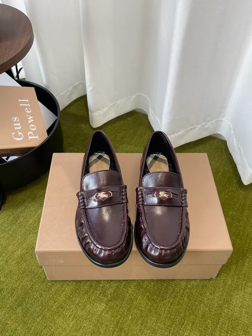 BURBERRY Bobley. - Boboli.BBR 26ss/Spring and summer, new LeFoo shoes. From the designer.Daniel Lee New new designs for LeFoo shoes. This spring and summer is a limit. The counter is very difficult to buy. The upper foot is very soft and very well-dressed. I'm so impressed with my feet. Simple old money to wear. - It's a good one. Quality control is not a worry. Recurdurdo design - A suit?, Dress., The jeans can be easily handled. Low profile and full of spirits. （ZPThe Blue Knight is a real shoe-shoe.） The shoe-faced Italian wrinkled calf skin. Import sheep's skin inside. Original custom-made hardware button Italian imports are so thick. Codes: 35-41（40.41I'll make sure I don't change it.）