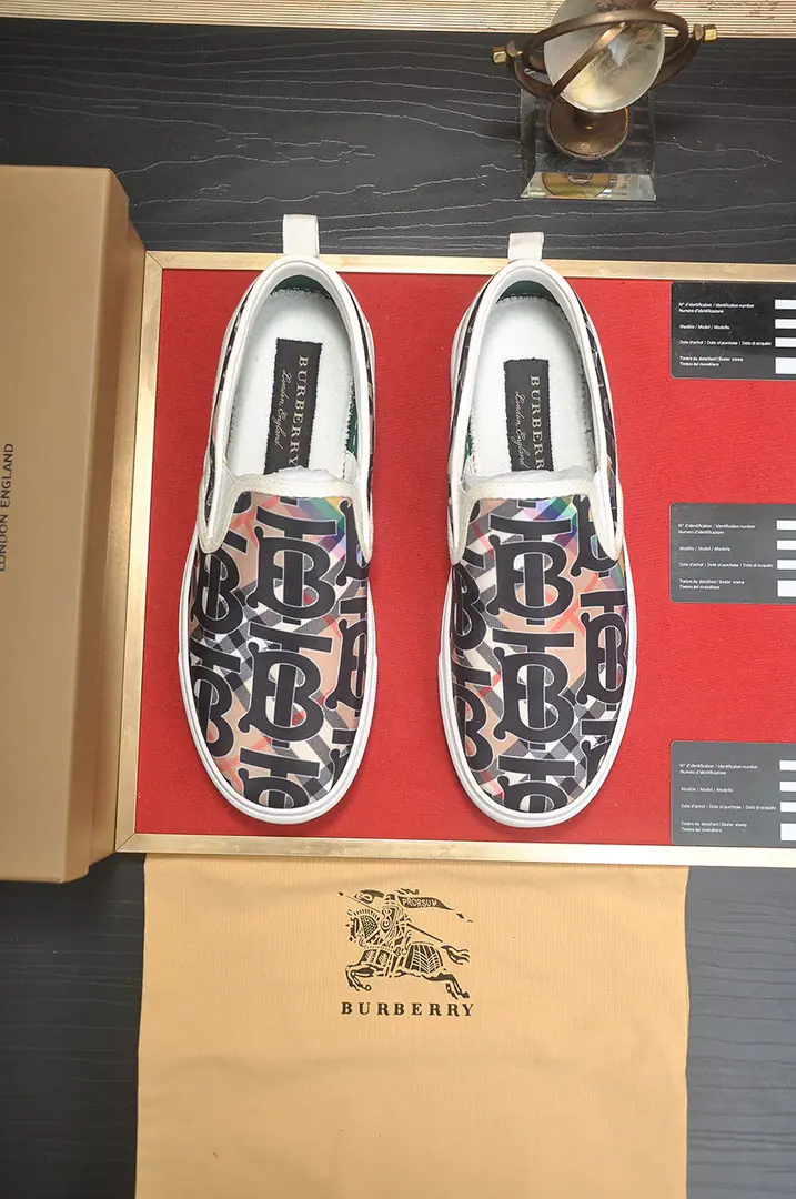 Get out of the factory. 【burberry- Boboli.】Classic low-band sneakers.｜Imported cattle skin with classic glycerine.｜In the sheep's skin.｜Original Base｜The finest things to wear are comforts. Size: 38-44（45Do it.）
