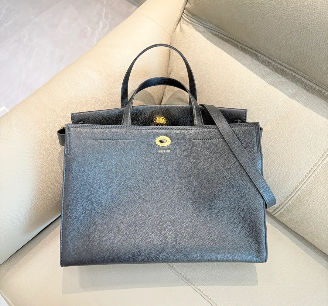 Special level 39cm BA new Tote bag., For Italian imports of peared calf skins., Combination with cotton coiling line, Swirling with iconic sandBurberryGear. Fine-cut-in-the-curve, open-cut and Oral ring accessories, It's inspired by branding. Trench The windcoat belt design.. But carry it with your hands., Or the shoulder belt. Size size39.5x17x28.5 Model3371