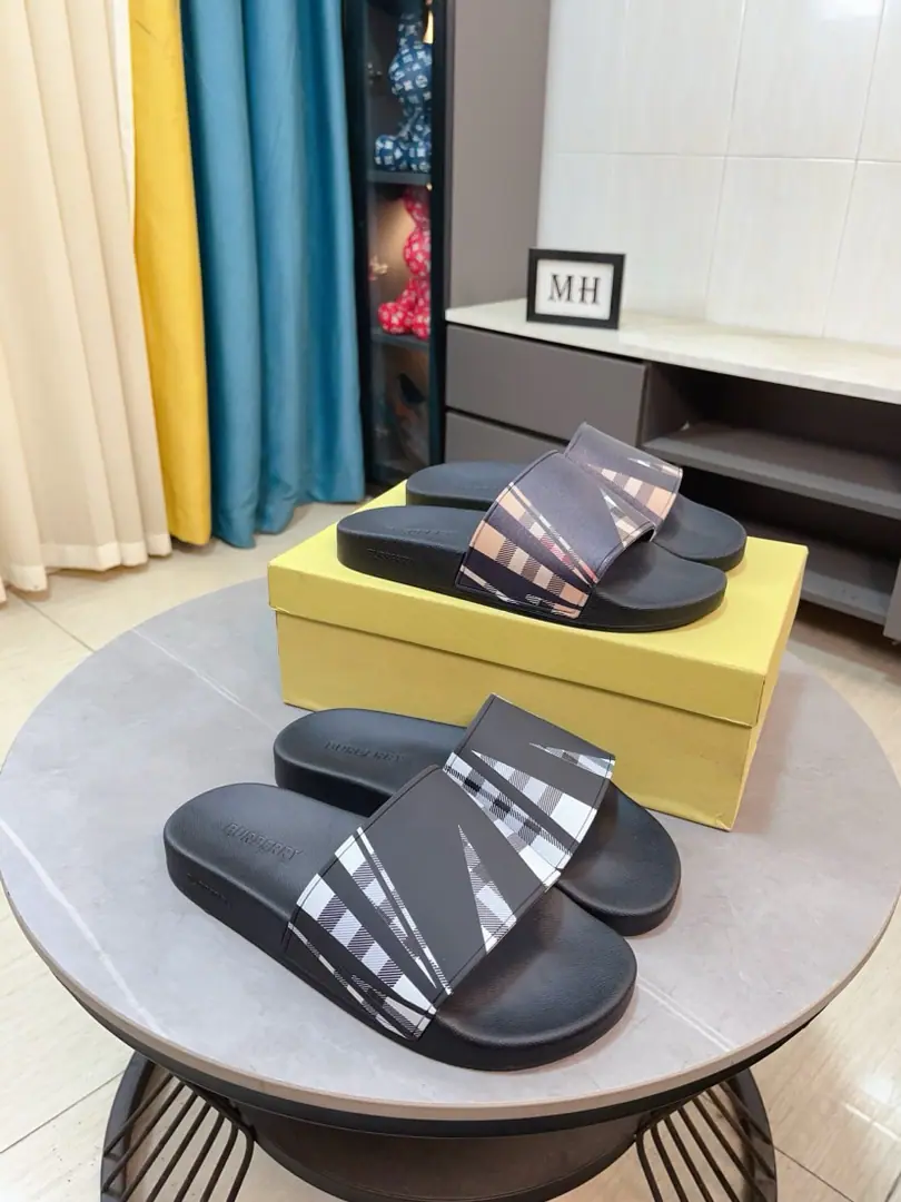 Get out of the factory.🌸🌸【Burberry】The new slipper from Barboli is a perfect job.！🔥Perfectly shaped top quality.🙈Slipper-resistant, high-end rubber floor.👣I'm a good shoeman., Standard size: 38-45 👉
