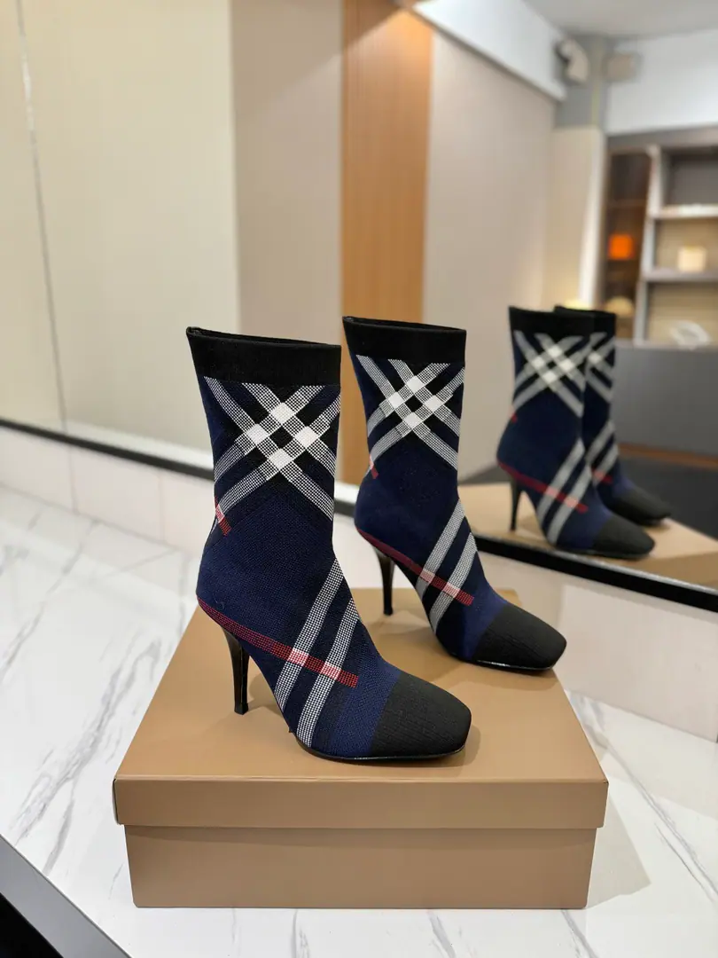 Plant price: 𝘽𝙪𝙧𝙗𝙚𝙧𝙧𝙮𝙮 Bobley. Unique. Pump a tight and greasy pin-weaving boots.👢 🎉BURBERRYBobley England.🇬🇧Luxury brands, The rice of the hide., Original1:1Copy, Close-bulleted knitted and knee boots, Design round boots with a thick heel., Decoration of branded grids. 🆕🆕🆕 ⚠Boots.: 92%Polyester fibres, 8%Flexible fibres, ♪ In the inside, you'll have to put your feet on the skin ♪, Italy🇮🇹That's a big one.[Tooth.]！！！ ✅Fabulous.: Original custom-made woolbar ✅Otsumi!: The original is really a big one. ✅He's tall.: 𝟏𝟎.𝟓𝙘𝙢 ✅Codes: 𝟑𝟒-𝟒𝟏（𝟑𝟒.𝟒𝟎.𝟒𝟏Do it.） ✅Humming: 𝟐𝟐𝙘𝙢 ✅Boots.: 𝟏𝟑𝙘𝙢