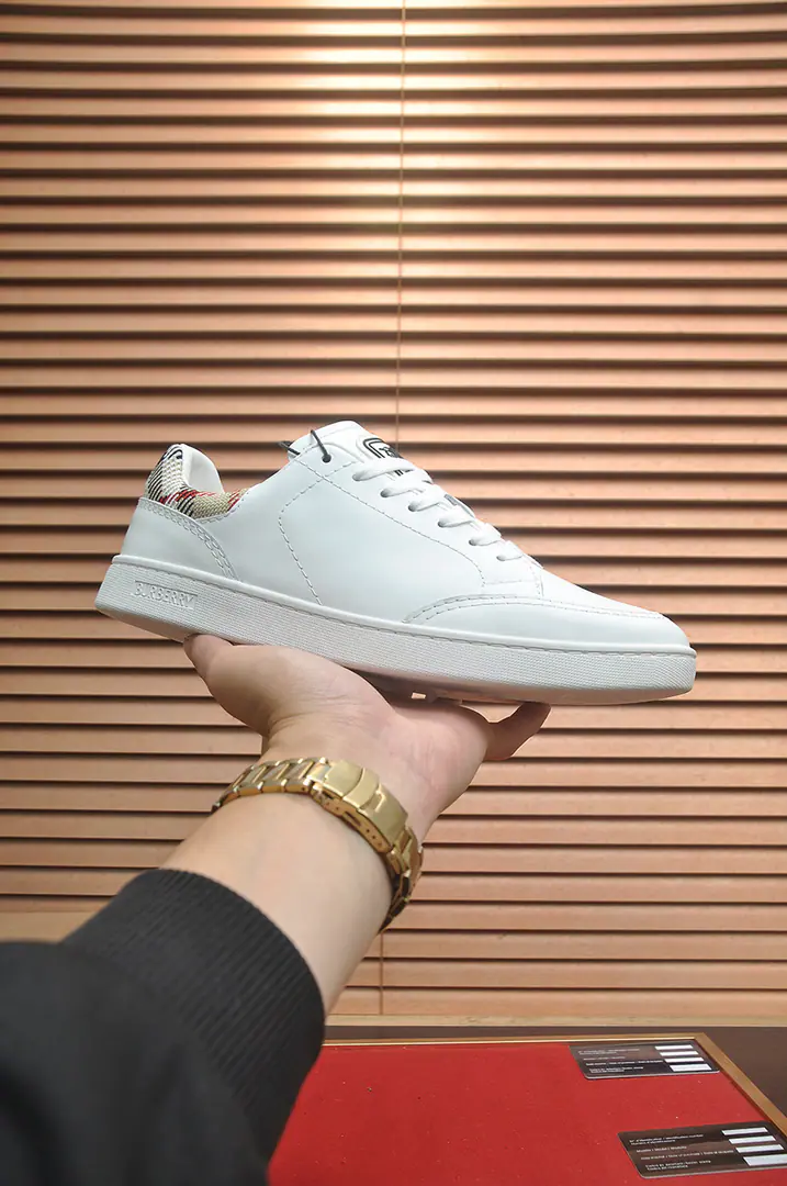 Get out of the factory. 【burberry- Boboli.】（In the cow's skin.）Classic low-band sneakers.｜Imported cattle skin with classic glycerine.｜In the cow's skin.｜Original Base｜The finest things to wear are comforts. Size: 38-44（45Do it.）