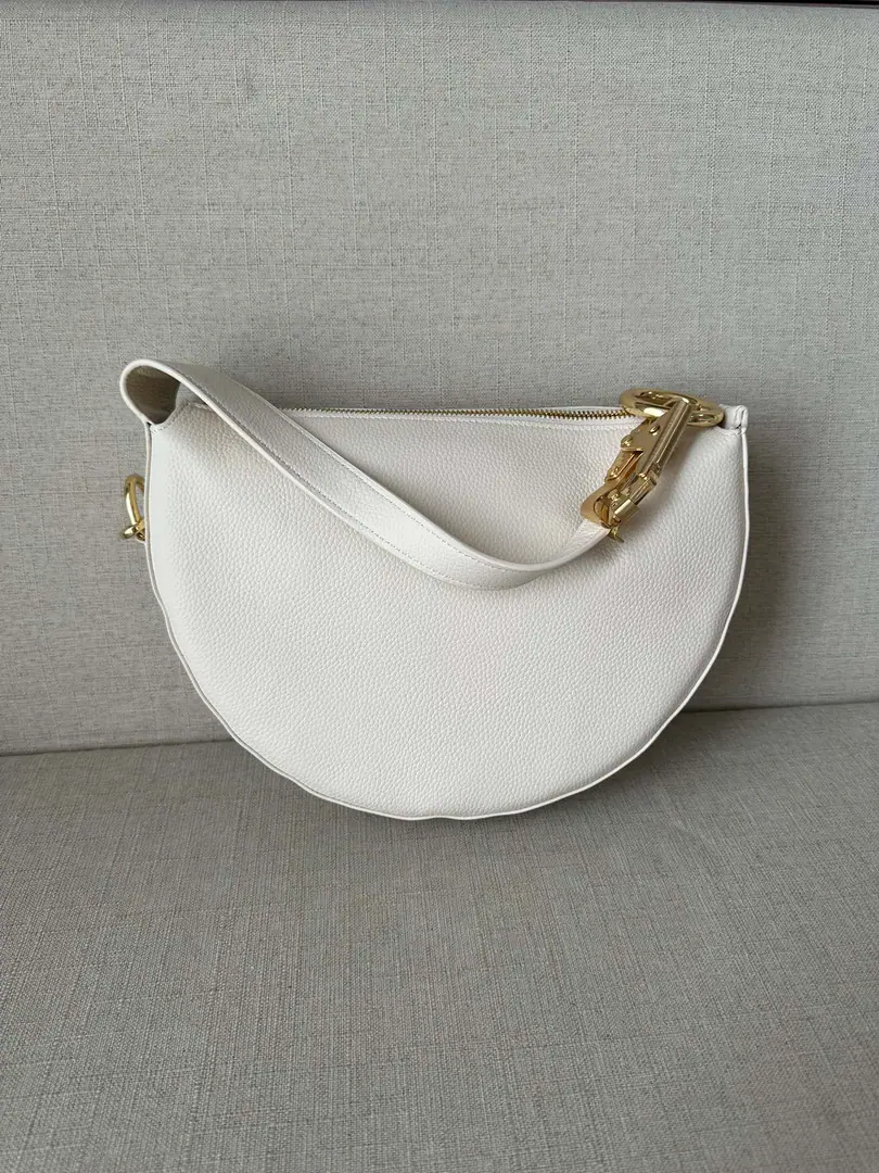 The latest show.BUR Slanting bag Mailman's bag.！The original.！Knight ArcBags！ %All cattle skins., The skin is soft and delicate.！There are many ways to adjust your handkerchiefs.！The bag has zippers.！It's pretty safe., One needle is a big factory., Quality detail is perfect.！The counter.15800！Match Dustproof bags.！Dimensions: Long28*High21*Kuan7