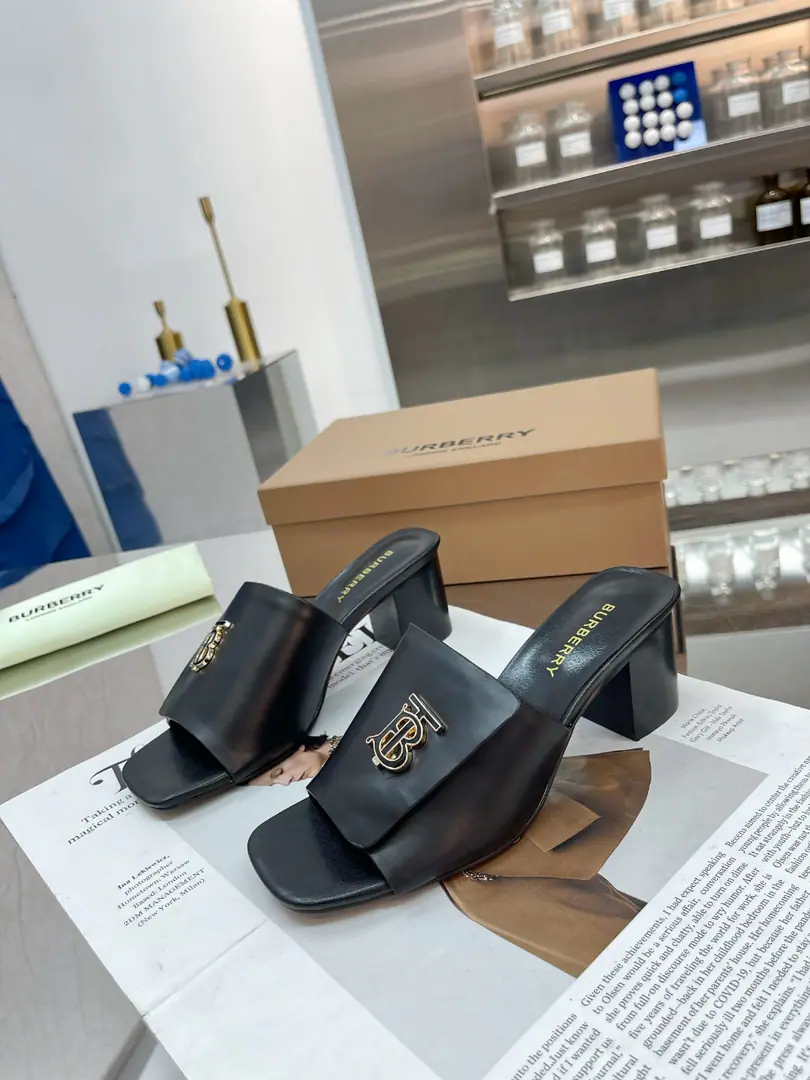 🌈🌈🌈New stuff on the shelf.☘️☘️Burberry Boboli's a rough guy., Flat slippers.🌺🌺🌺Channel cargo A sulfide slipper with a papolis.🌈🌈It has to be the same.！🌺🌺The shoe face is made of a Barboli cow., In the skin and feet., Original Open button, The extremely soft leather material is perfectly compatible with the two-foot curve of embroidery.. ❤️❤️Barboli's all vulcanized., The new smoothing and grinding of the bottom line is a natural display., It's not the original technology., 🍎🍎It's a tough process.5.5.Simulate the skin., Codes:35~42(35.40.41.42No re-election.)