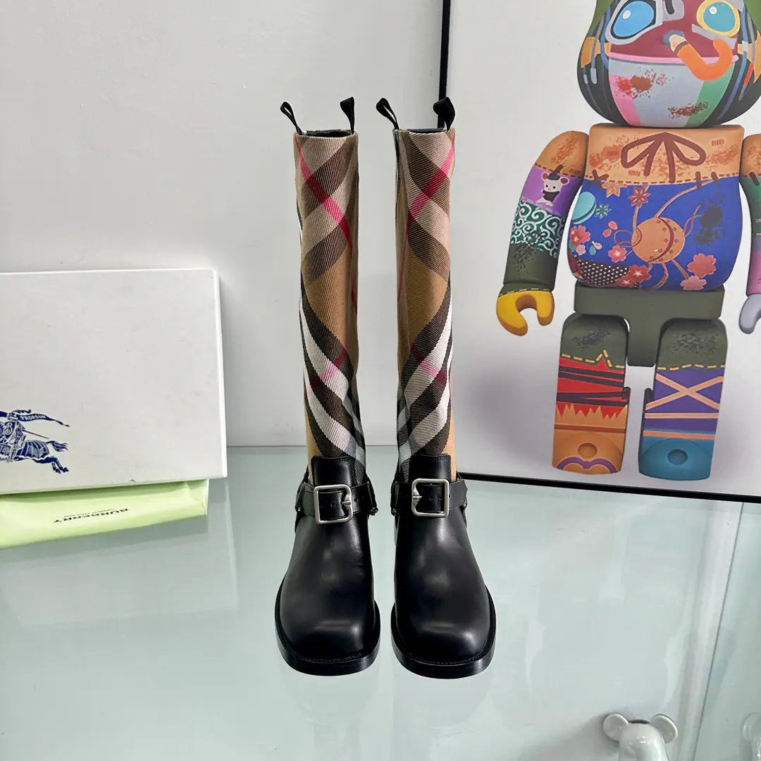 New stuff on the shelf.🌈- Boboli.Burberry The owner of the counter is making a call., Designed by a celebrity. 〰 It's a unique knight's boots with a Boboli. Shoes face with top-top head-story sheep skin inside the skin of a cow. ‼️Remarks:Boots.👢Humming38cm Ripple:35cm He's tall.:2.5cm ‼️Short boots.👢Humming:15cm Ripple28cm ‼️The sheep's skin in the boots.🔥🔥🔥. In the short boots, in the sheep's skin. Boots. Short boots. Codes: 35-43（35Code and sum40.41.42.43It's a code. No, no, no, no, no.）
