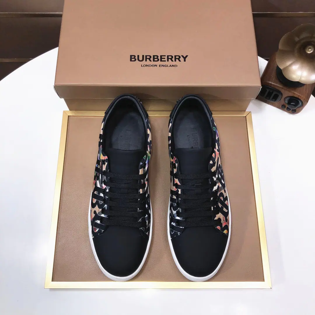 Plant 【burberry- Boboli.】Classic low-band sneakers.｜Imported cattle skin with classic glycerine.｜In the sheep's skin.｜Original Base｜The finest things to wear are comforts. Size: 38-44（45Do it.）