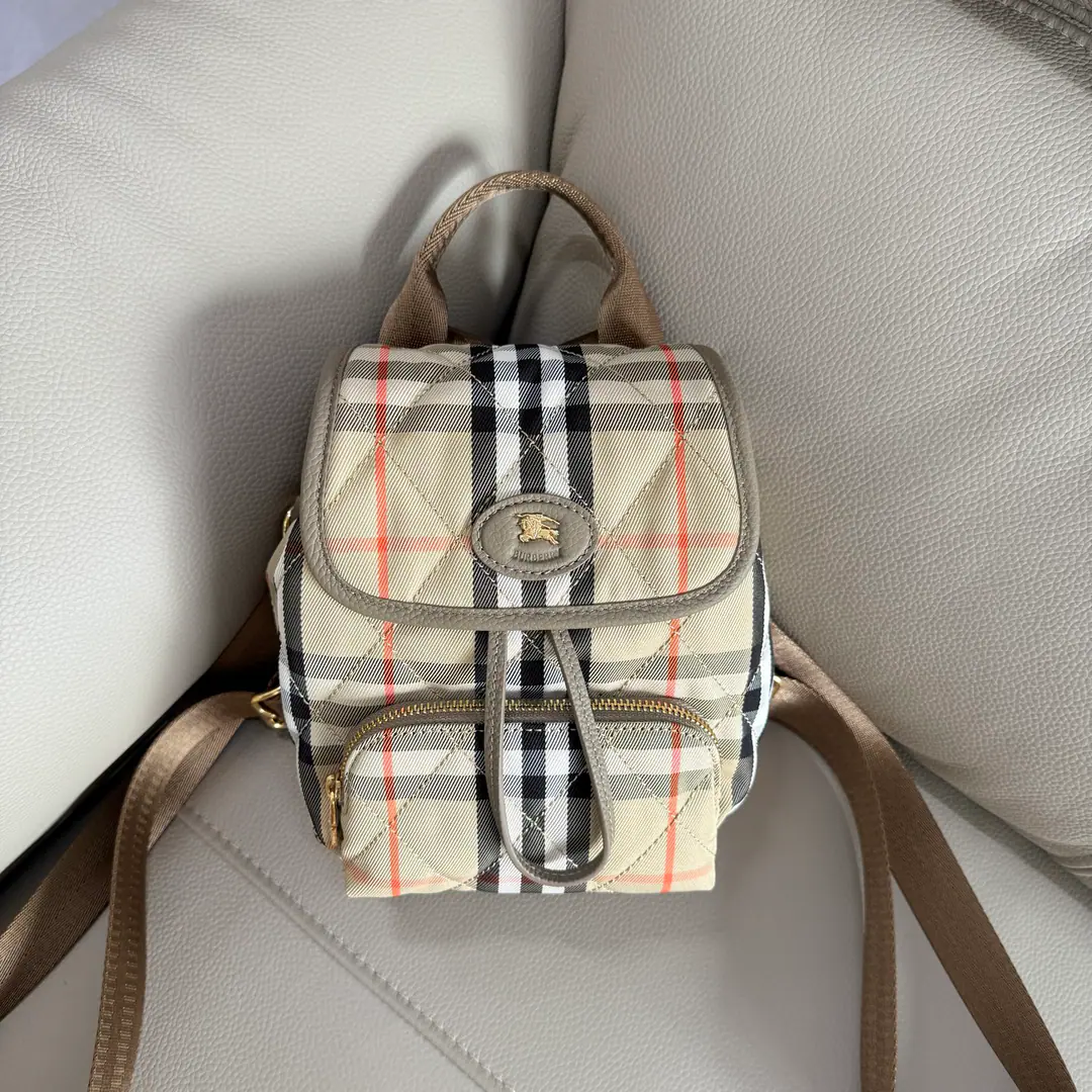 Special level BHome is new.Horseshoe Two-sleeved bag., I'm inspired by the English field.. It's a sewn-nepton., Combination with a swirling. BurberryGravity, Brand-marked sand.. A little leather decoration., I'm going to fit into the Knight's Seal., From1980 The collection of the old brand bags.. Sides are in.DType Ring, ♪ Can hang a hanger ♪, Make your own way.. The front is marked with the Knight of Horses.(EKD）The oxen. Size of the trumpet17.20.14.Box Model: 3941