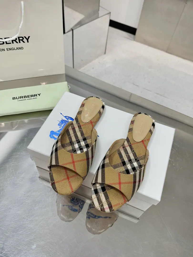 🌈🌈🌈New stuff on the shelf.☘️☘️Burberry Boboli's a rough guy., Flat slippers.🌺🌺🌺Channel cargo A sulfide slipper with a papolis.🌈🌈It has to be the same.！🌺🌺The shoe face uses a specific barbary., In the skin and feet., Original Open button, The extremely soft leather material is perfectly compatible with the two-foot curve of embroidery.. ❤️❤️Barboli's all vulcanized., The new smoothing and grinding of the bottom line is a natural display., It's not the original technology., 🍎🍎It's a tough process., Flat, Simulate the skin., Codes:35~42(35.40.41.42No re-election.)