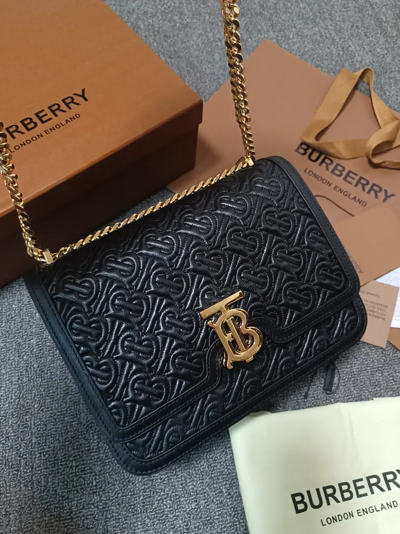 BIt's a home-based one.「TB Unique ID lock wrapping bag」, Select. Seal the lamb skin material., Lock button decoration Thomas BurInspired Special Identification. ♪ And one shoulder on your back ♪, Or adjust the back belt to make a slanting back.. Numbering: 90225 Dimensions: 25.5 - 6.5 - 18.5.