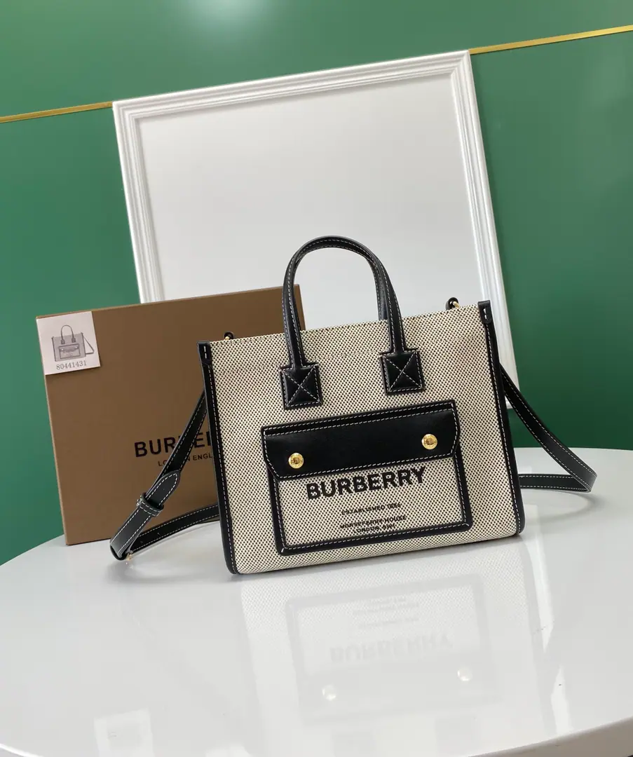 Special level BHome is new.freyaFretbow., Italian-made Tot bag, It's made of a strip of leather and cotton canvas., Decorative brand Horseferry Stamps. You can use the top handle on your handkerchief., Or carry with a stylish shoulder belt.. 23 x 8 x 19 cm🌟Model143153