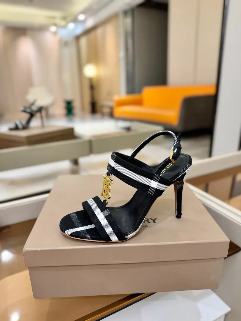 Burberryy Bobley. 𝑩𝒖𝒓𝒃𝒆𝒓𝒓𝒚𝒚 💝 👠 𝘽𝙪𝙧𝙗𝙚𝙧𝙧𝙮𝙮 Bobley. The only one who ever rolled up a high heels. A lazy, elegant, understanding style. 💋Shoes. 🎉BURBERRYBobley England.🇬🇧Luxury brands, Original1:1Copy, Synchronize new cabinets A high-end heel of grace., Decoration branding pattern. 🆕🆕🆕 ✅Fabulous.: Original Gear ✅Otsumi!: The original is really a big one. ✅He's tall.: 8.5𝙘𝙢 ✅Codes: 𝟑𝟒-𝟒𝟏（𝟑𝟒.𝟒𝟎.𝟒𝟏Do it.）