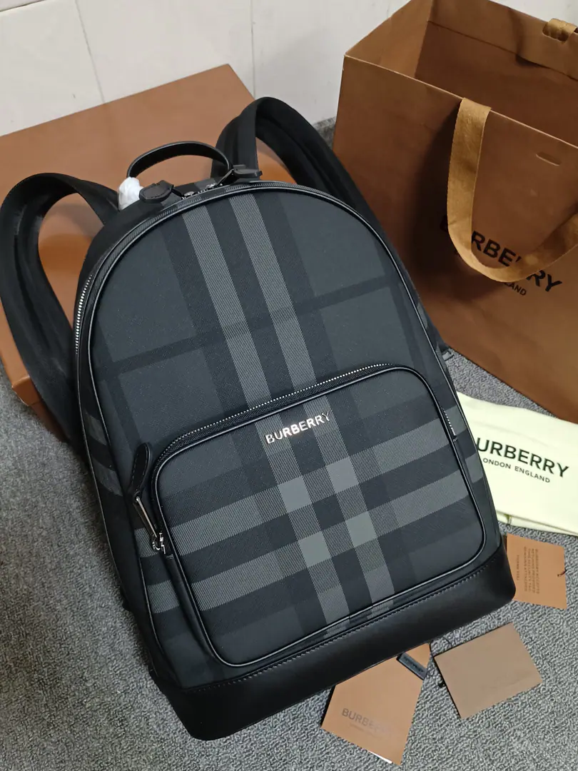 BThe latest two-handbags at home use a logo tattoo.⛓️Top leather handle., You're a fashionist.🌟Modifiable shoulder belt, Weight Lighten Laptops' exclusive partition., Any time you want to take notes. Double zipper. ♪ To take away the edges of paint ♪, Details are tasteful. The glossy metal parts are on the front.Burberry Stereo-letter logo, The symbol of honor.⭐️It's just so comfortable fashion., Dimensions: 30 - 12 - 44cm.